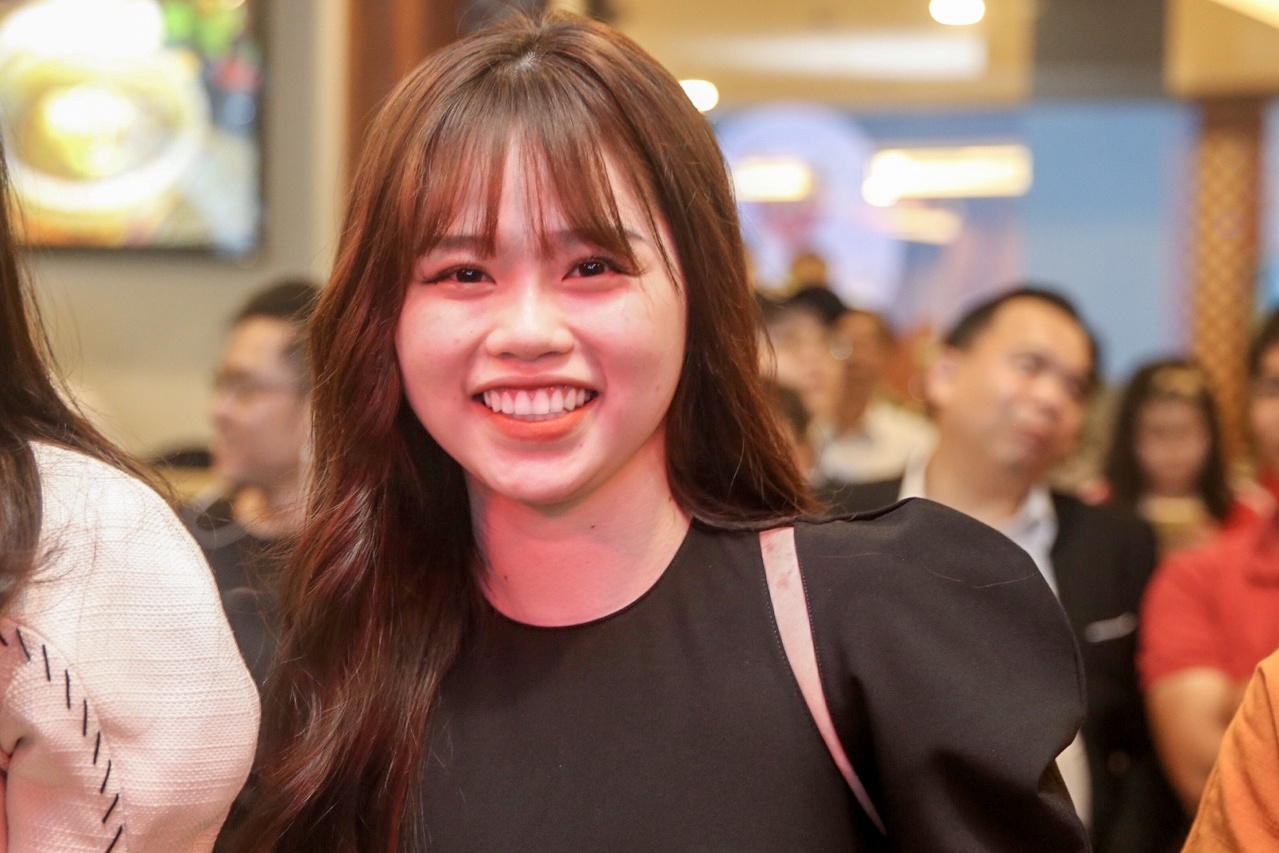 Huynh Anh rang ro ben Quang Hai tai le trao giai Qua bong vang Viet Nam 2019 anh 2