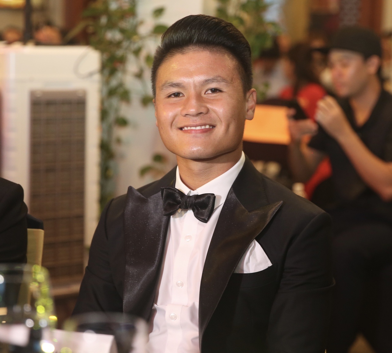 Huynh Anh rang ro ben Quang Hai tai le trao giai Qua bong vang Viet Nam 2019 anh 1