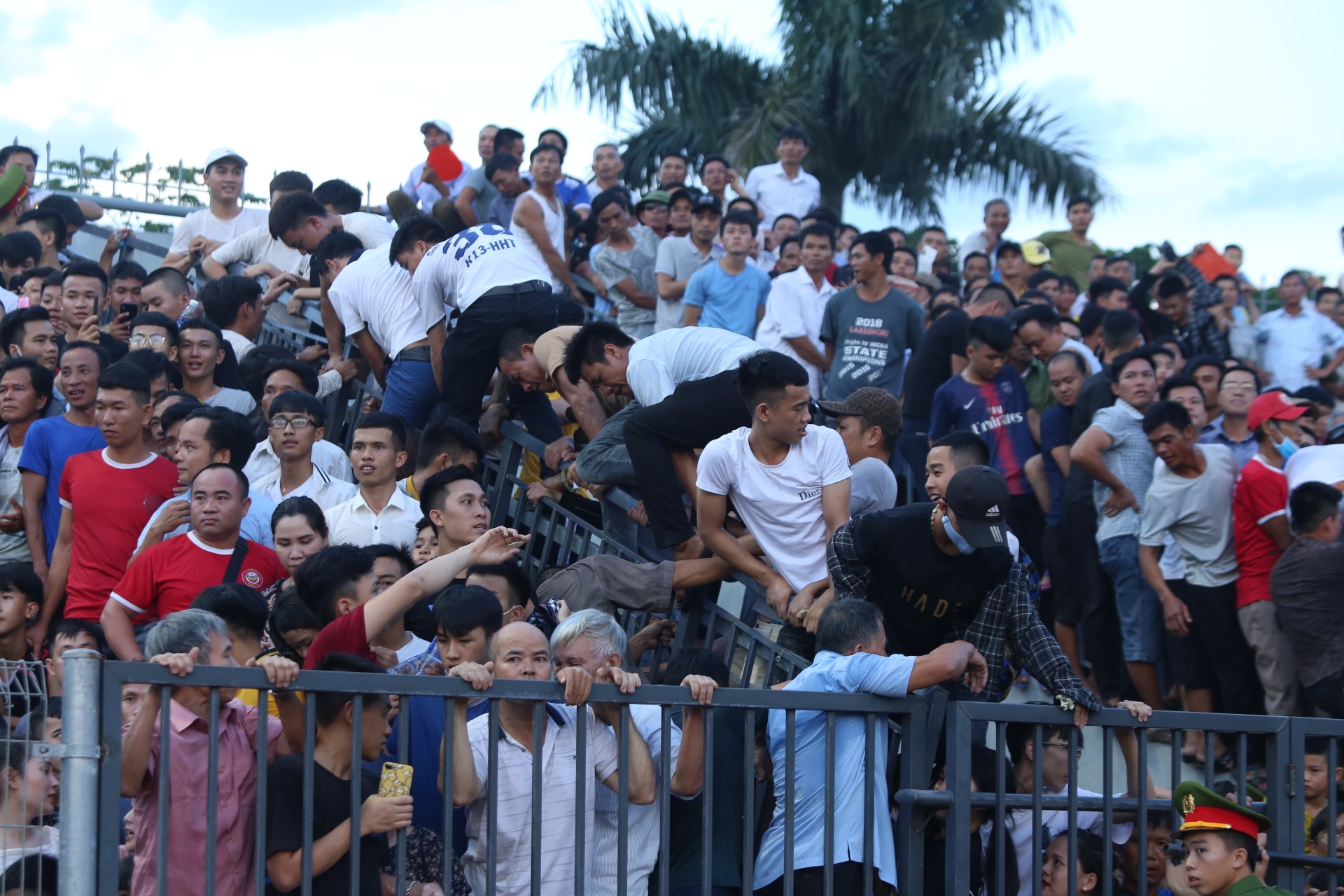 CLB Ha Tinh co bi phat sau su co 'vo san'? hinh anh