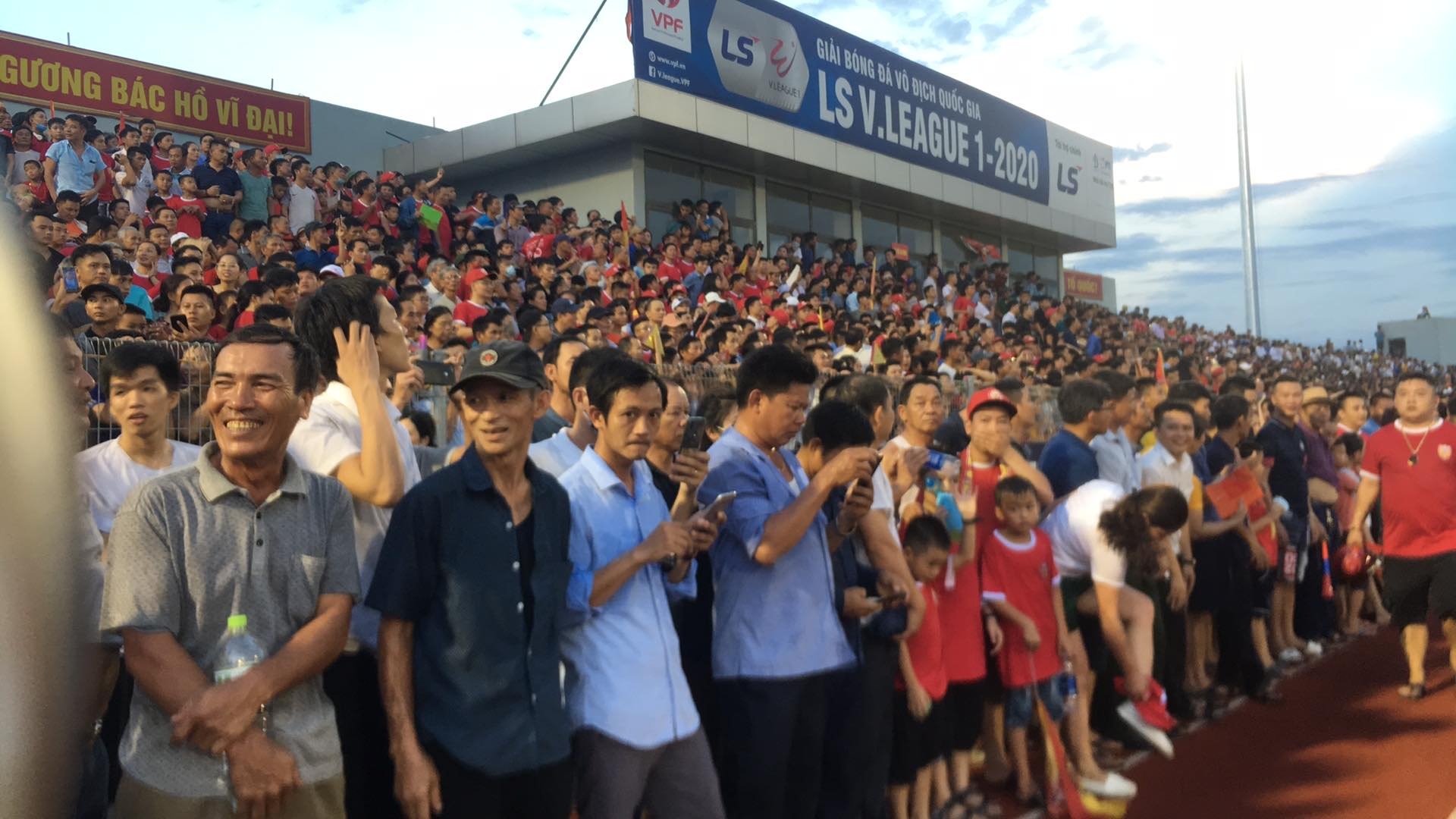 'Vo' san Ha Tinh khien tran dau bi gian doan 22 phut anh 1