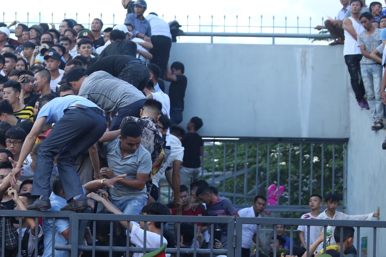 'Vo san' Ha Tinh khien tran dau bi gian doan 22 phut hinh anh