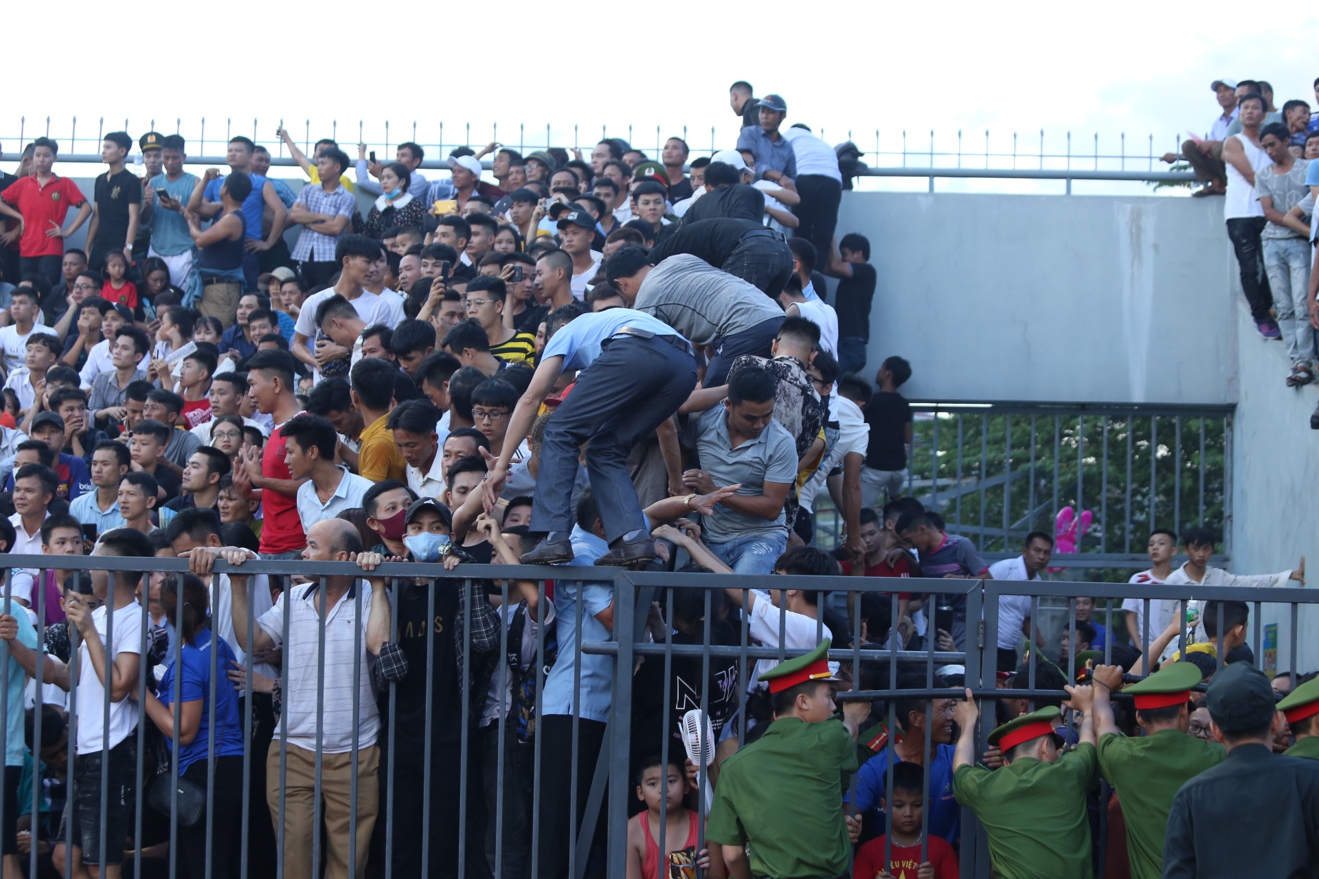 'Vo' san Ha Tinh khien tran dau bi gian doan 22 phut anh 3