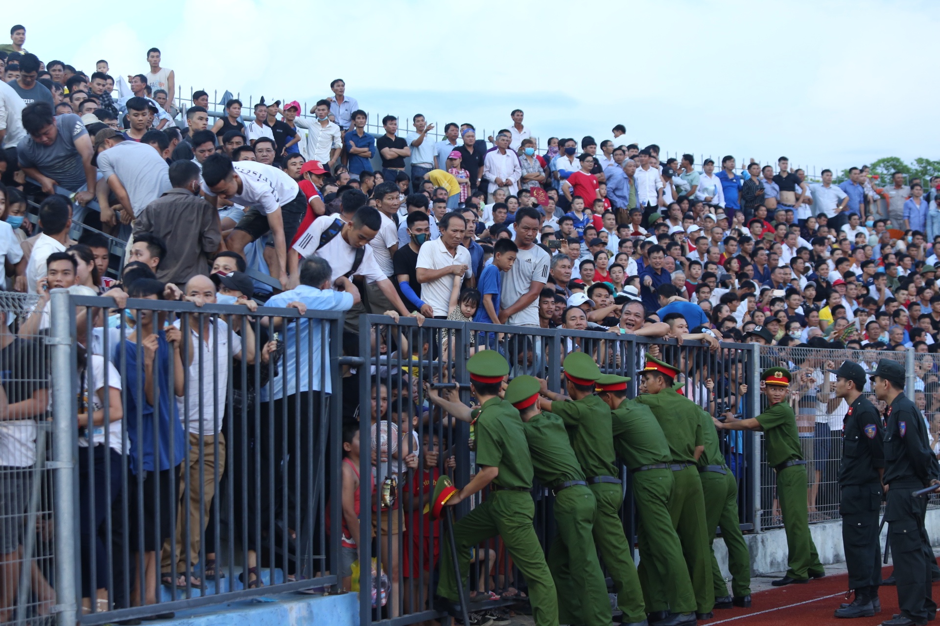 'Vo' san Ha Tinh khien tran dau bi gian doan 22 phut anh 2