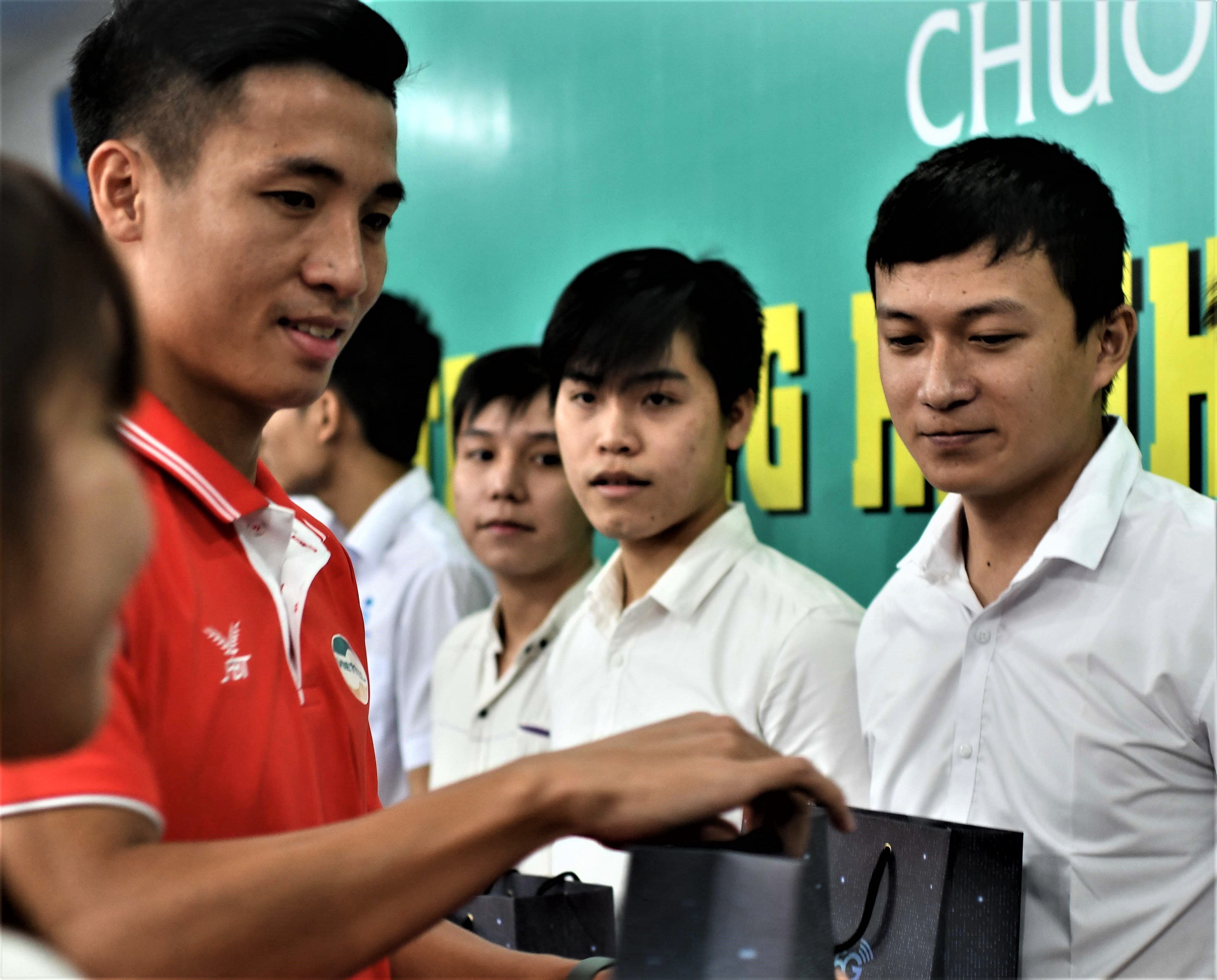 Bui Tien Dung an tuong voi sinh vien Bach khoa hinh anh