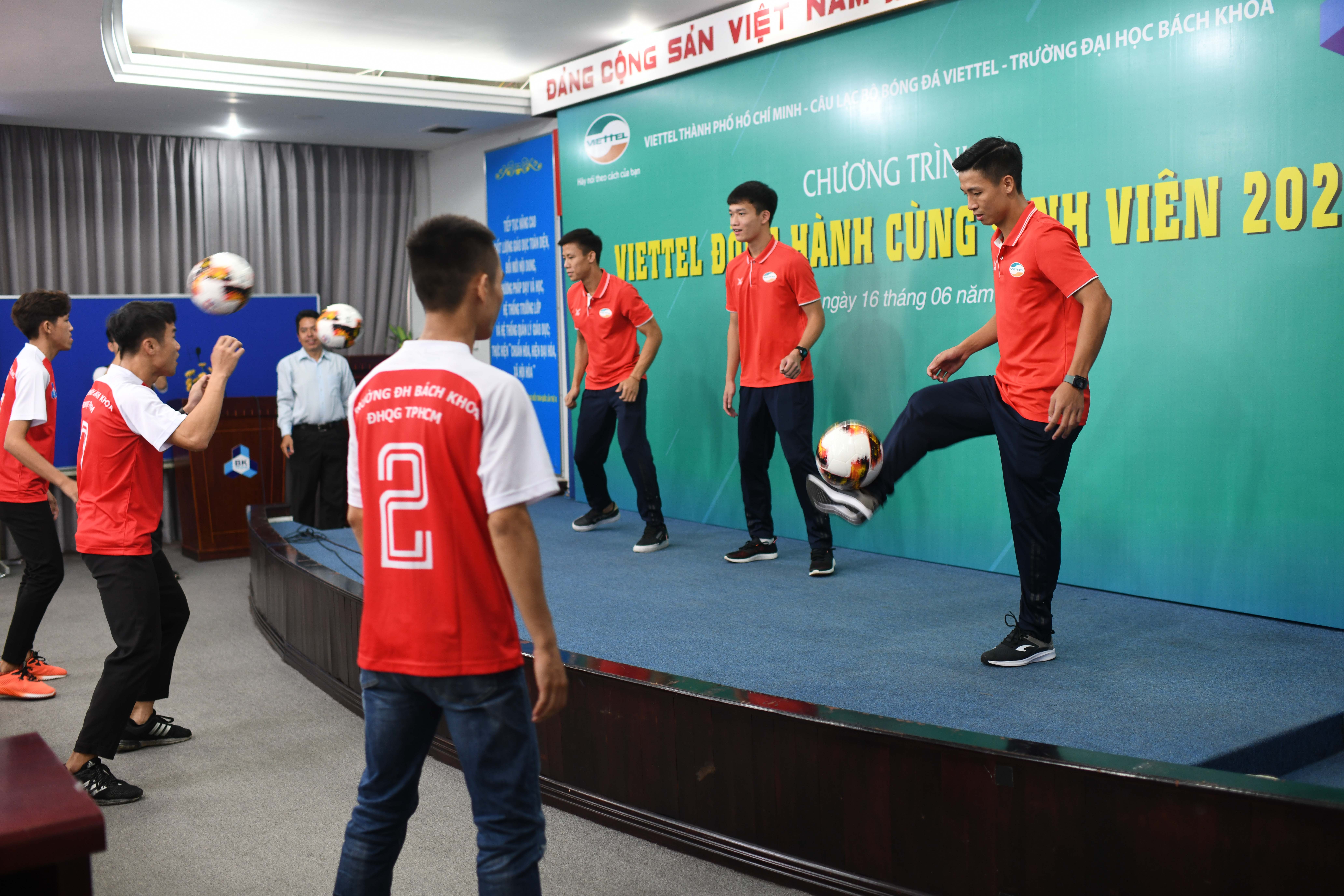 Bui Tien Dung an tuong voi sinh vien Bach khoa anh 1