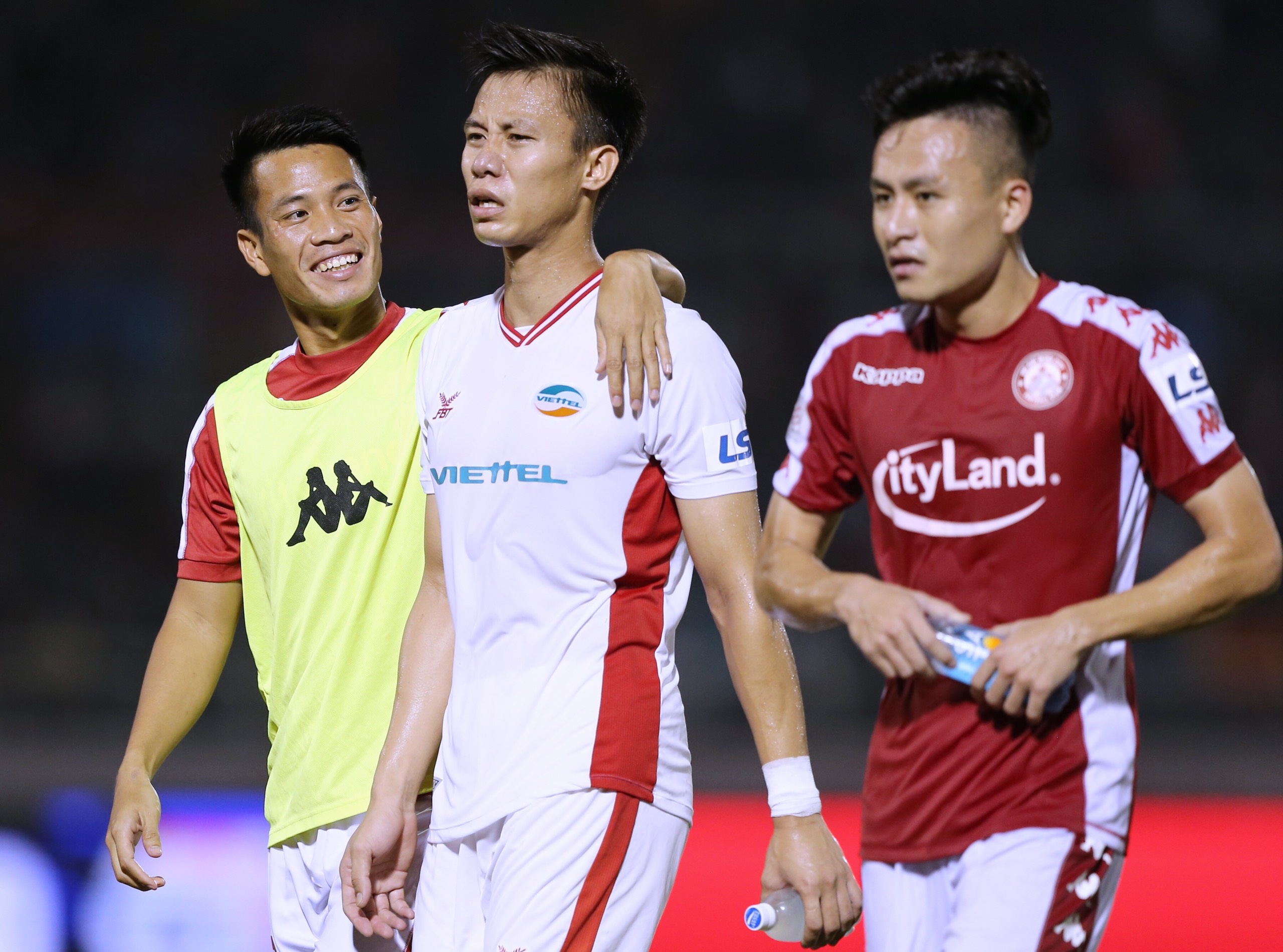 Que Ngoc Hai dang choi duoi suc vi ca tinh bi kim kep? anh 1