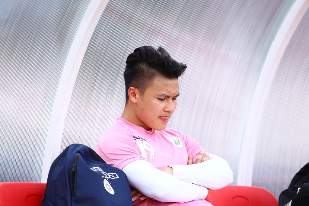 Quang Hai dang doi mat nhieu nguy co sau scandal 'chan rau' anh 3