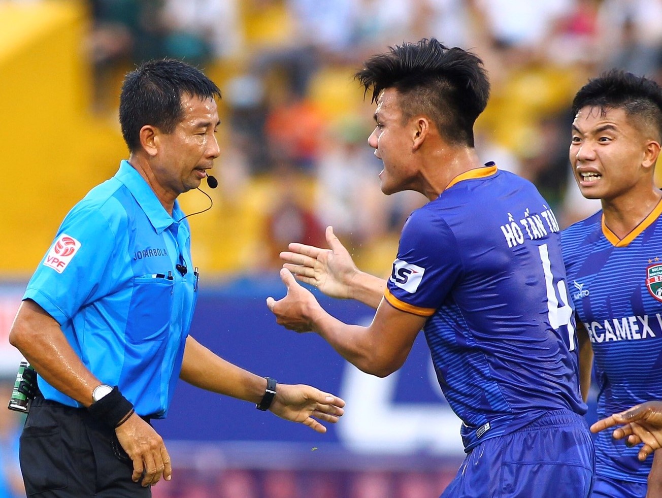 Ban trong tai noi gi sau tran Binh Duong tiep CLB Ha Noi hinh anh