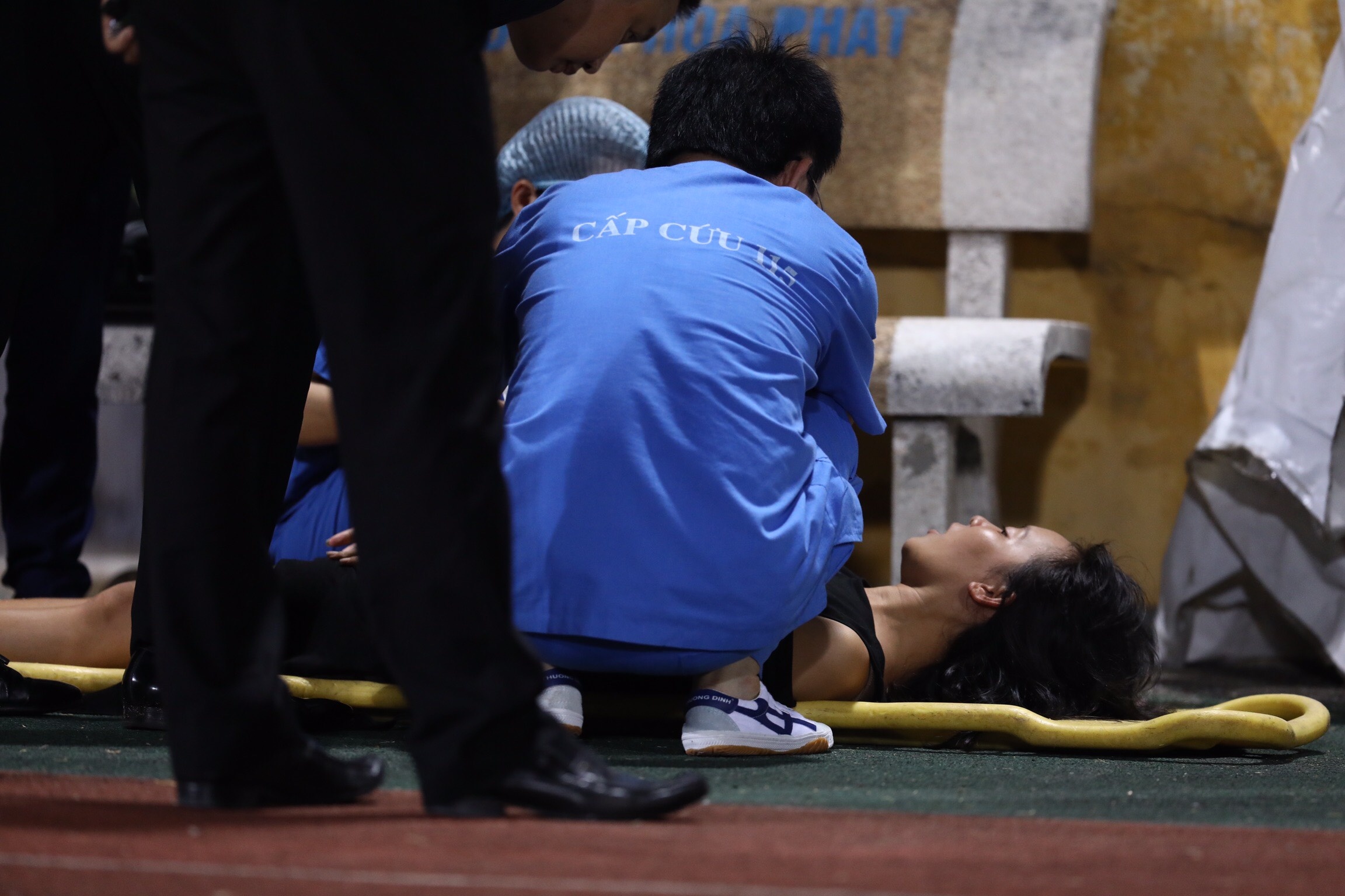 Khan gia nu duoi suc tren san Hang Day anh 1