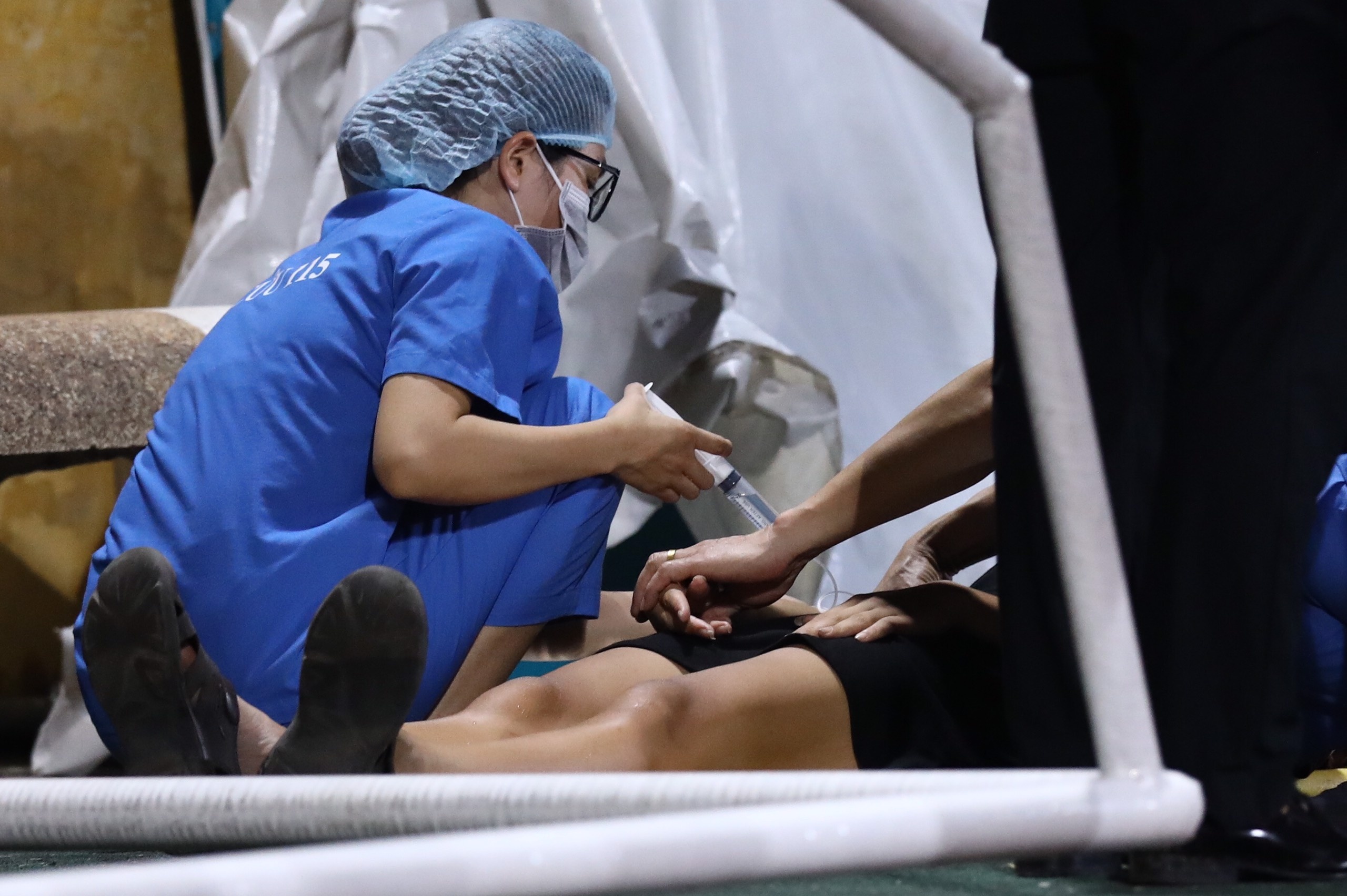 Khan gia nu duoi suc tren san Hang Day anh 2