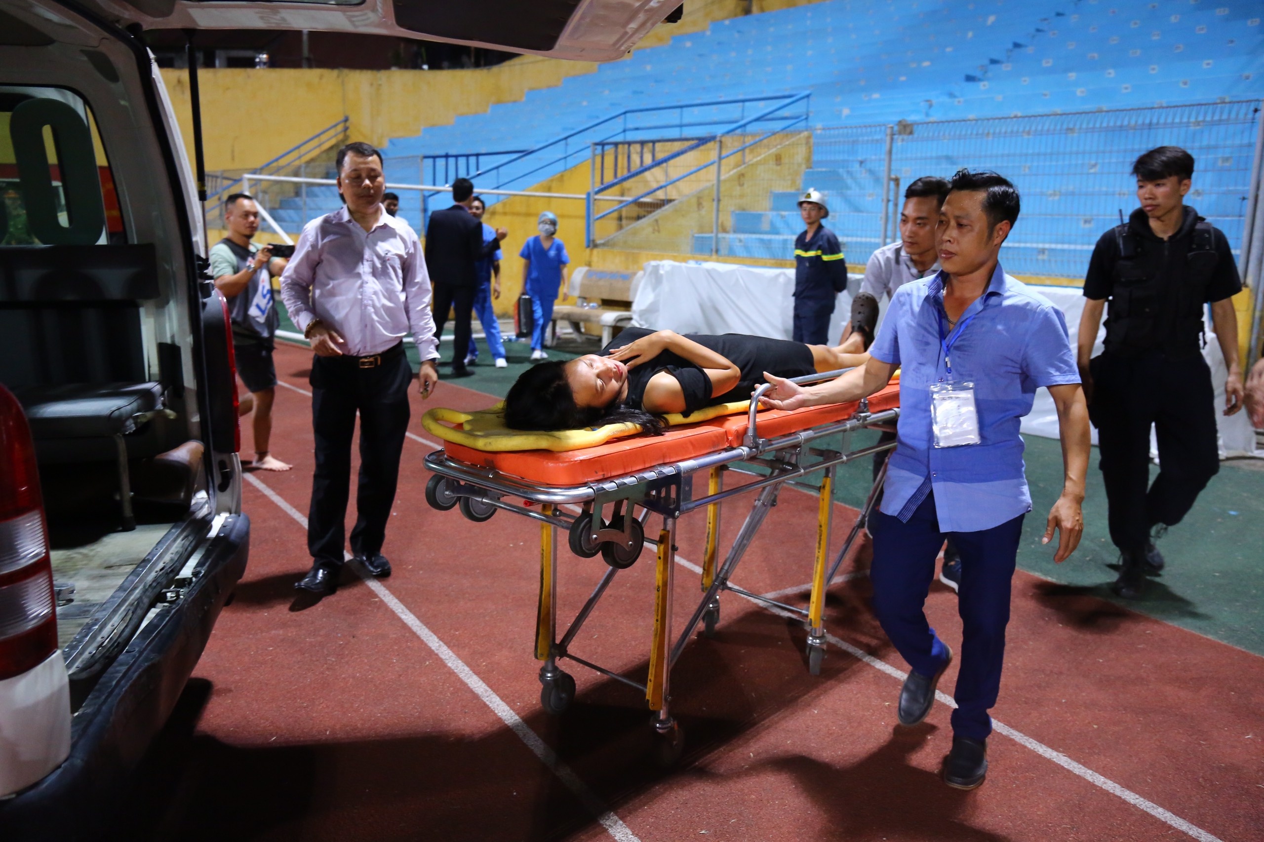 Khan gia nu duoi suc tren san Hang Day anh 3