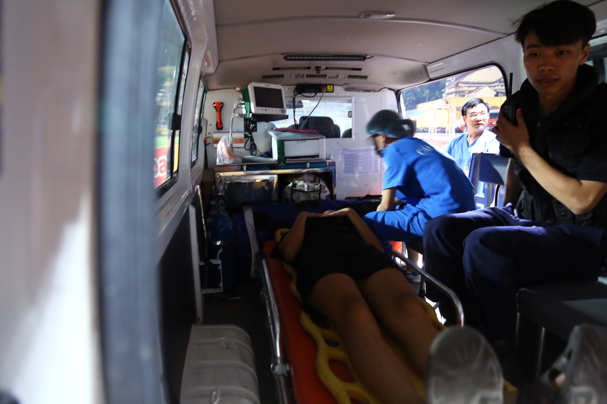 Khan gia nu duoi suc tren san Hang Day anh 4