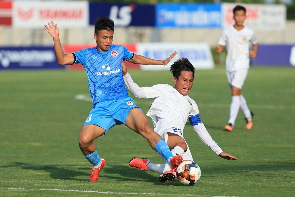 HLV doi An Giang buc xuc voi trong tai o tran gap Pho Hien anh 1