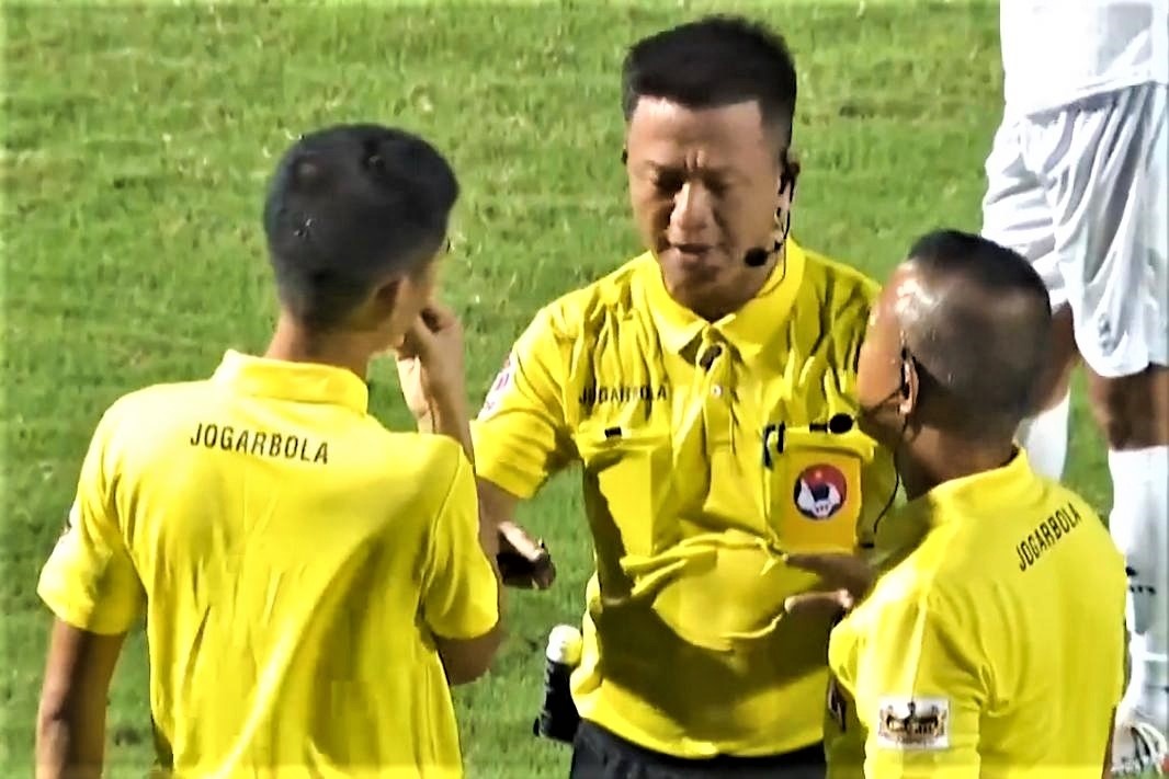 HLV doi An Giang buc xuc voi trong tai o tran gap Pho Hien hinh anh