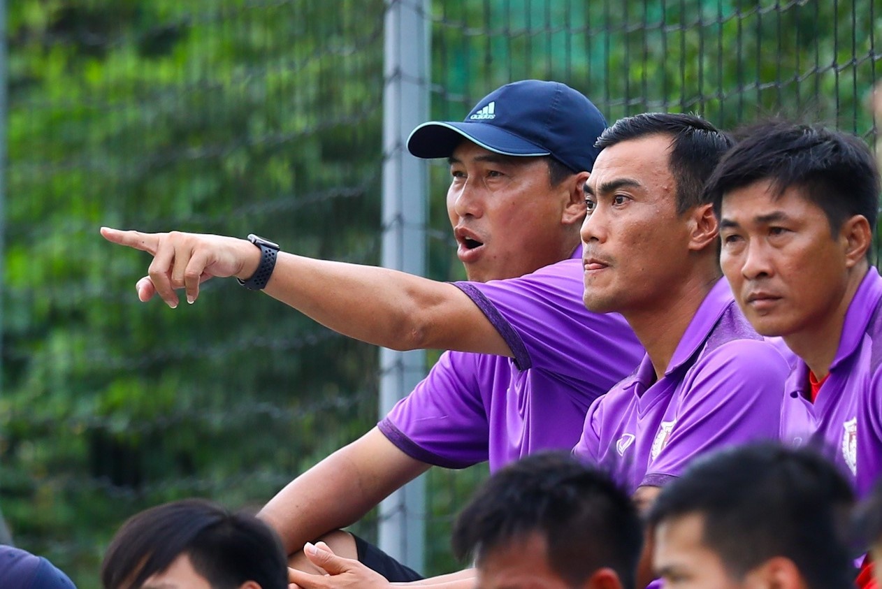 HLV Hua Hien Vinh xin loi sau hanh dong di cui tro vao mat tro cu anh 1