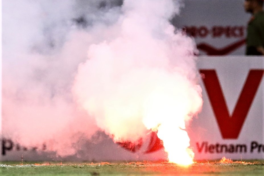 Hai doi bong bi phat 80 trieu dong vi phao sang hinh anh