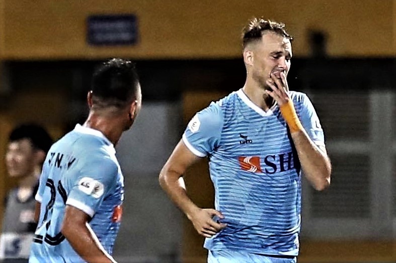 Ngoai binh doi Da Nang khoc khi an mung ban thang hinh anh