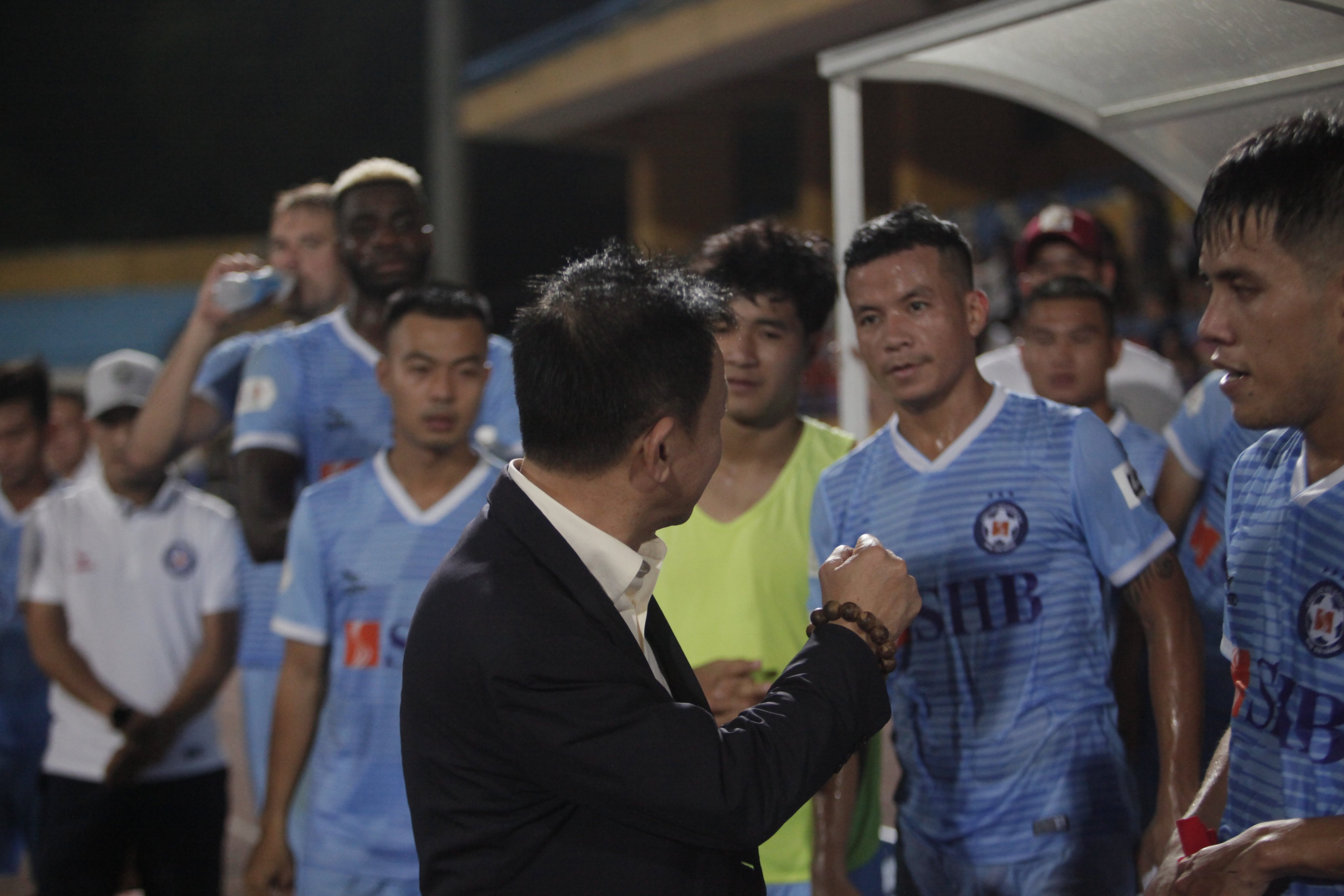 Bau Hien hua thuong doi Da Nang ngay tren san anh 1