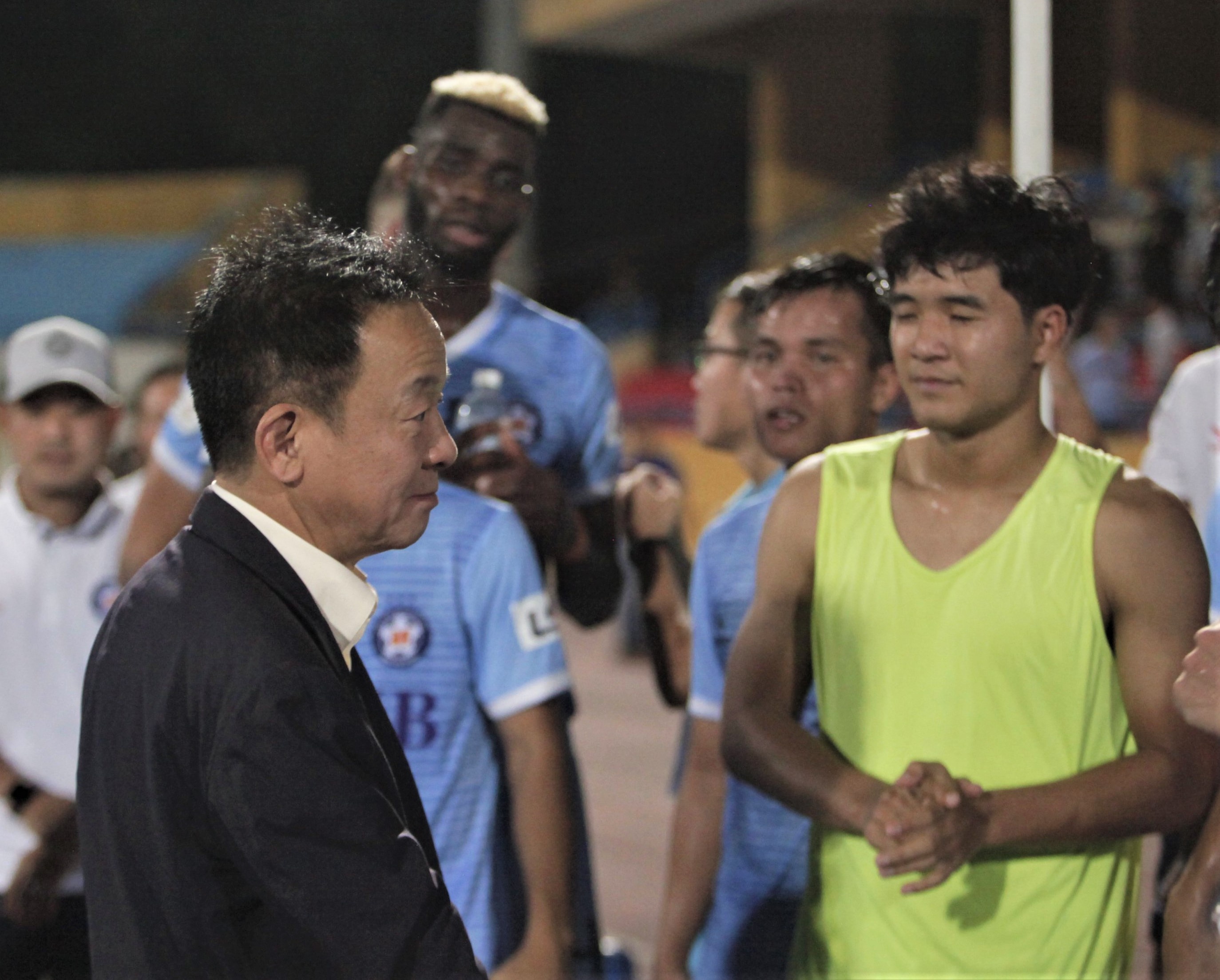 Bau Hien hua thuong doi Da Nang sau tran hoa CLB Viettel hinh anh