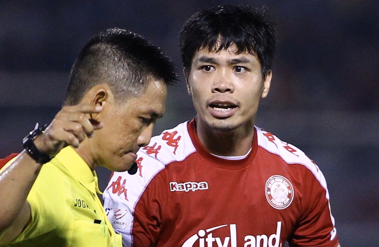 Cau thu phan ung trong tai la thieu thong minh hinh anh