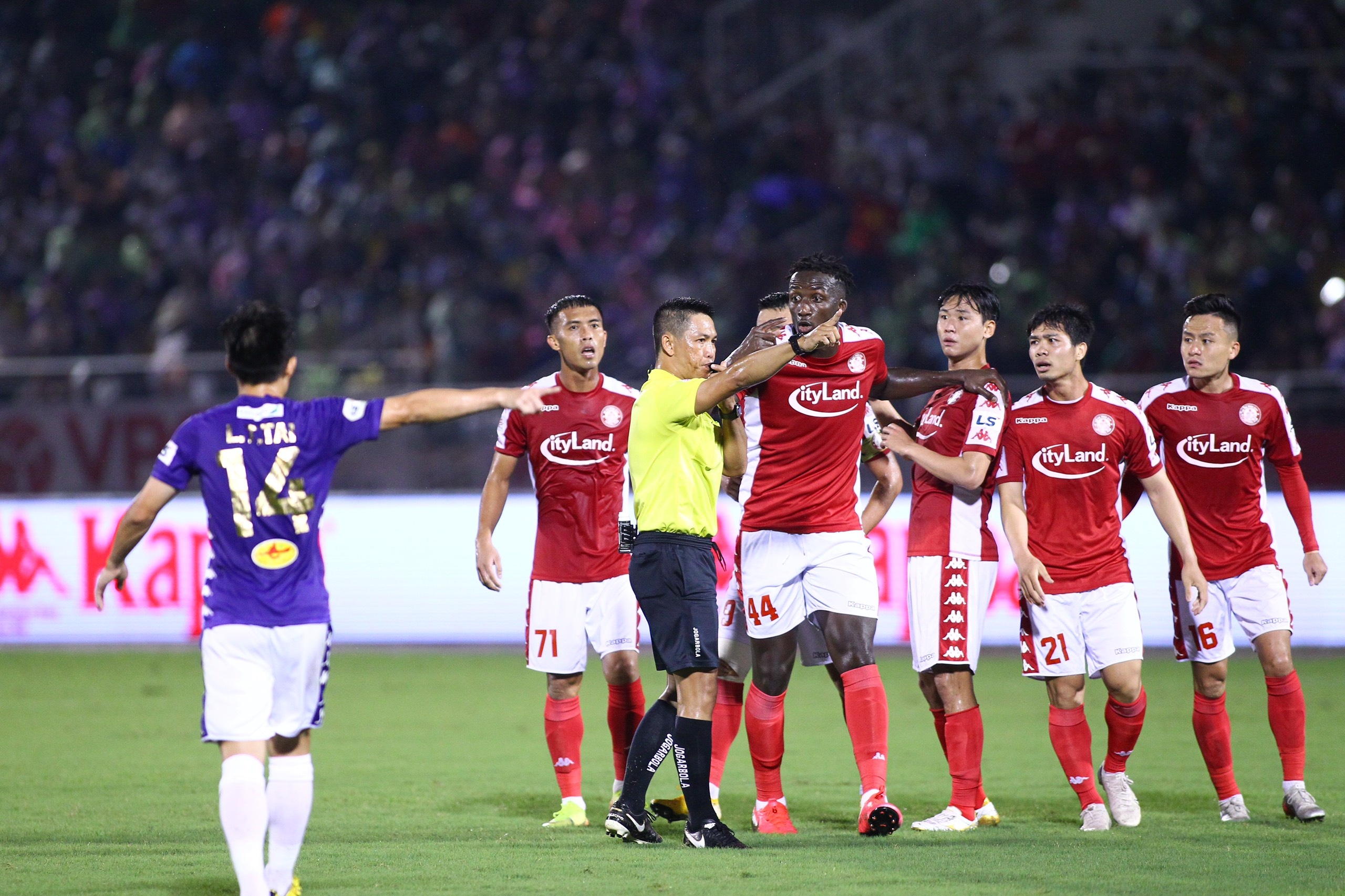 Cau thu khong thong minh khi phan ung voi trong tai anh 1