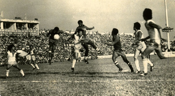 Cau thu noi nao ghi nhieu ban thang nhat trong mot mua giai anh 1