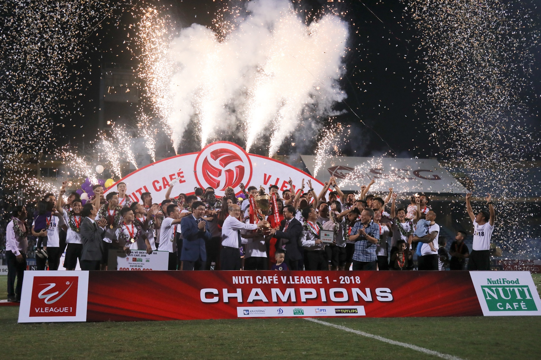 Man dang quang kich tinh nhat lich su V.League anh 1