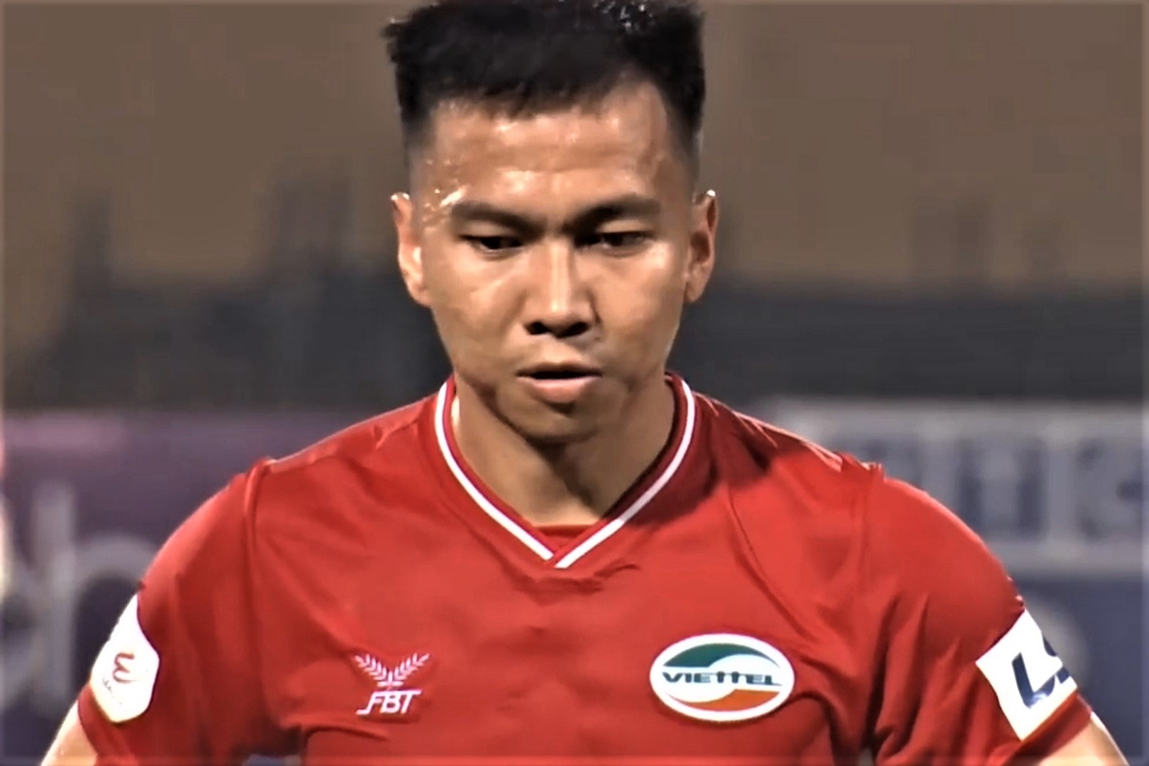 CLB Viettel nhan hai the do lien tiep tren san Cam Pha hinh anh