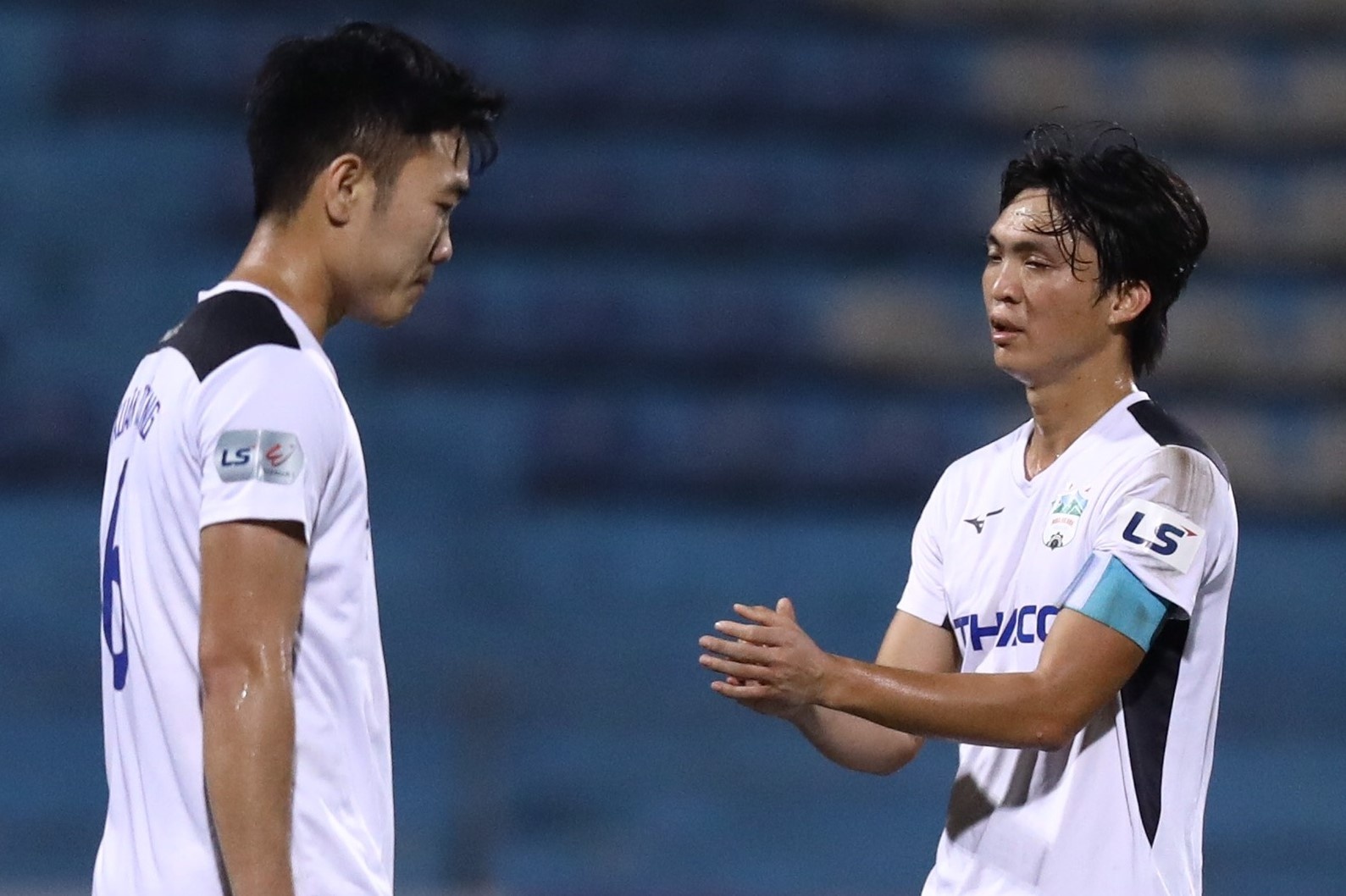 HLV doi HAGL: 'Chung toi khong dat muc tieu thu hang' hinh anh