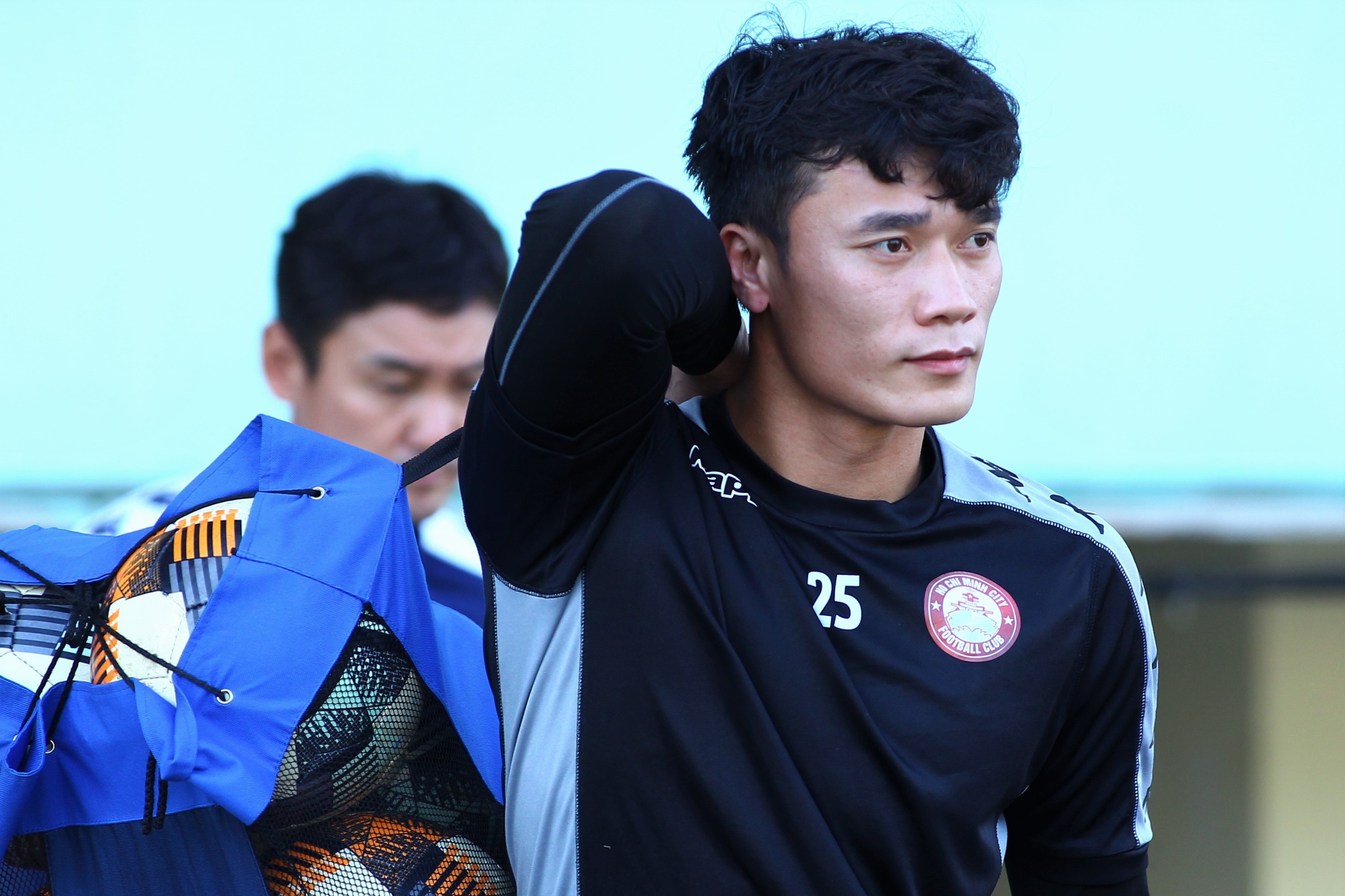 Dai dien doi TP.HCM ne tranh cau hoi ve Bui Tien Dung hinh anh