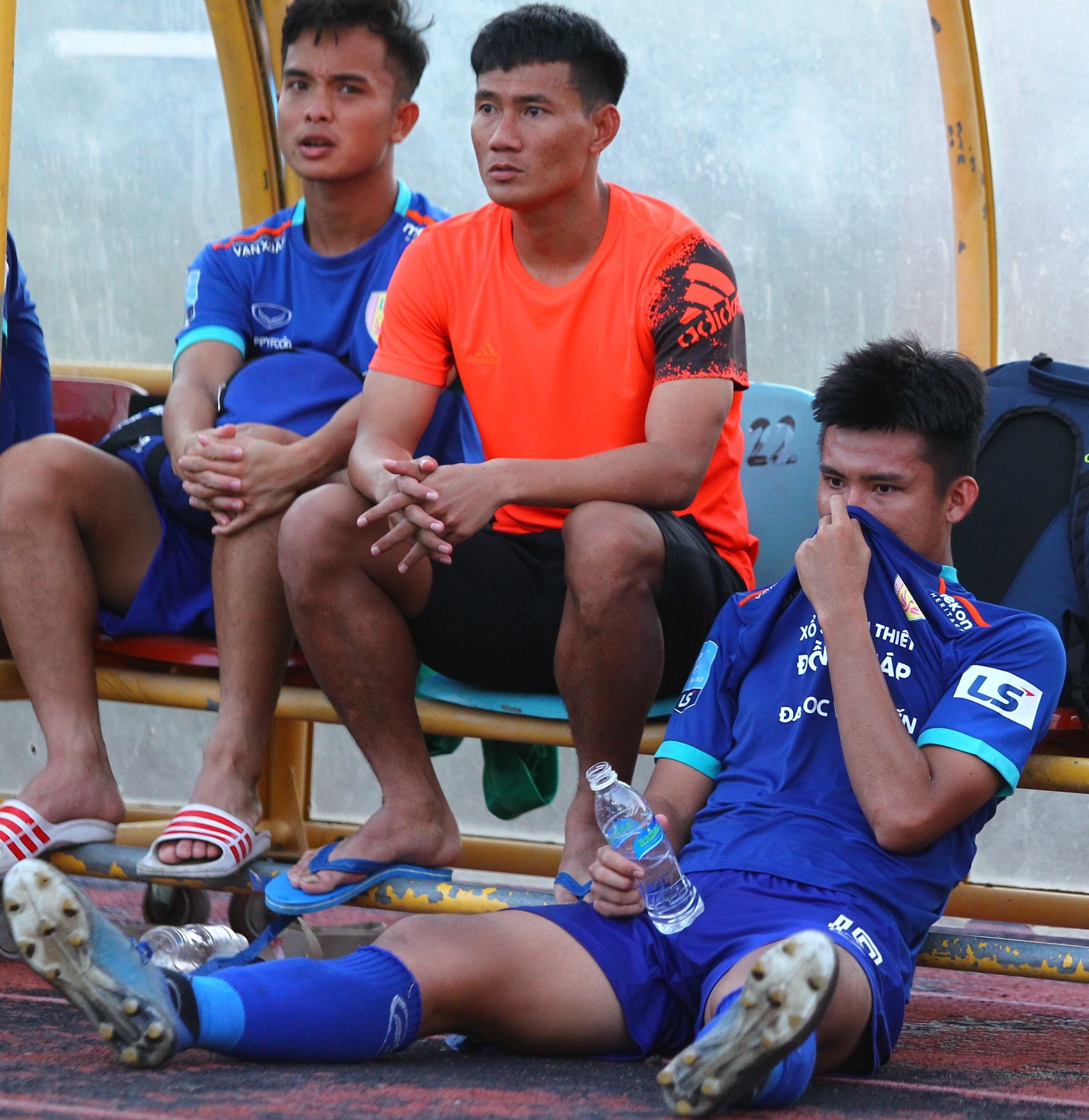 Cuu tuyen thu U19 Viet Nam khoc khi doi nha xuong hang anh 7