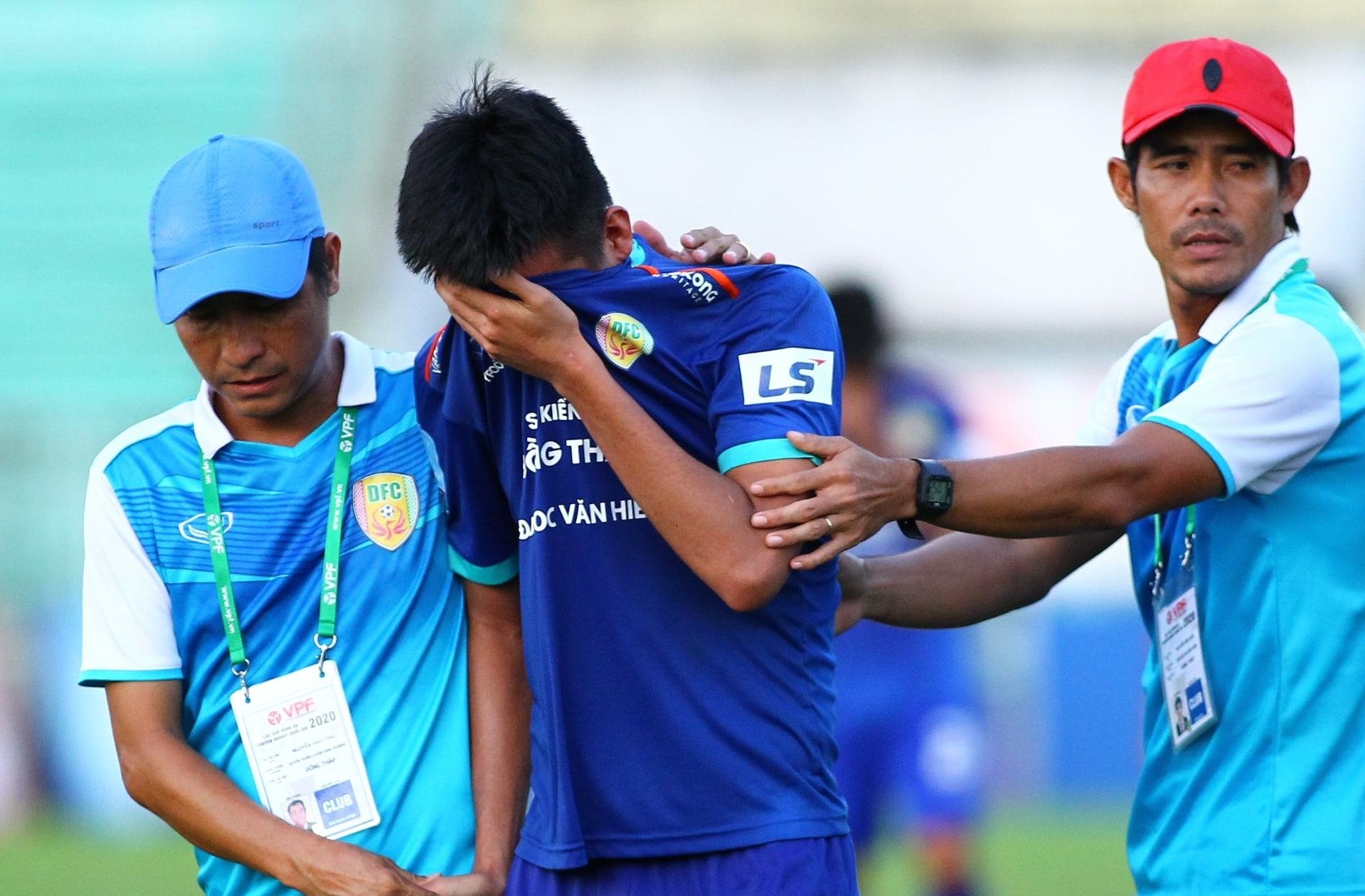 Cuu tuyen thu U19 Viet Nam khoc khi phai xuong choi o hang Nhi hinh anh