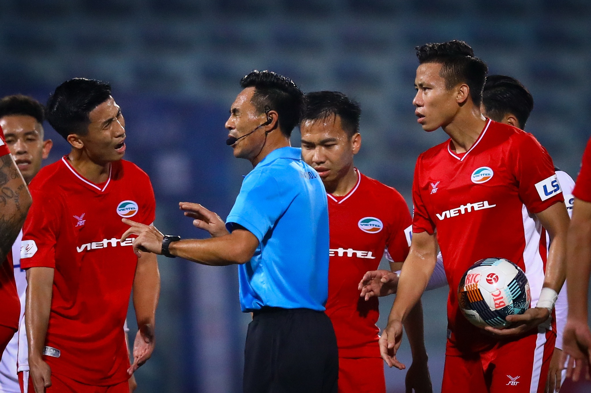 lanh dao nganh TDTT chi ra nhung han che cua V.League anh 2