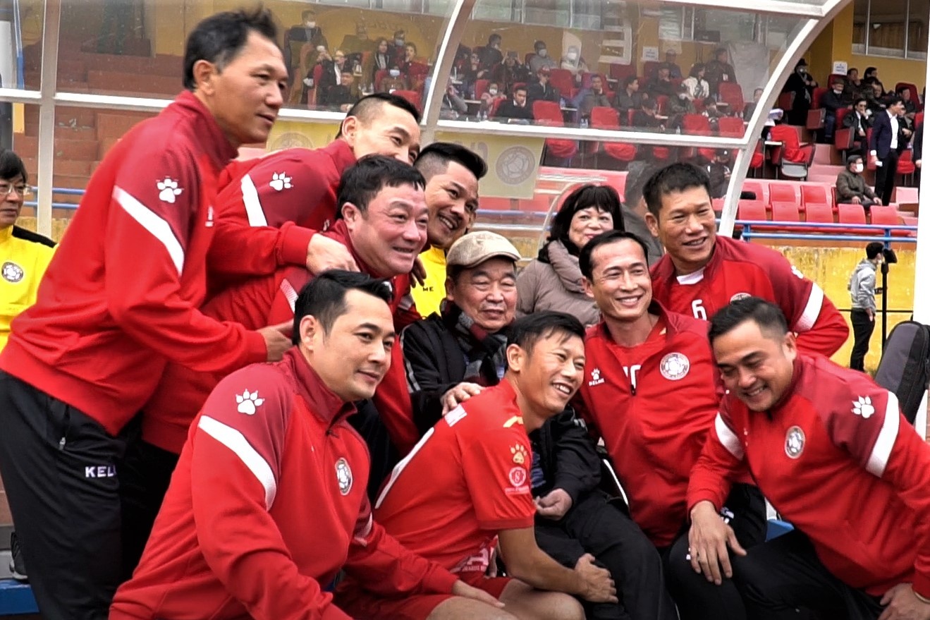 HLV Vuong Tien Dung hanh phuc khi gap lai tro cu hinh anh