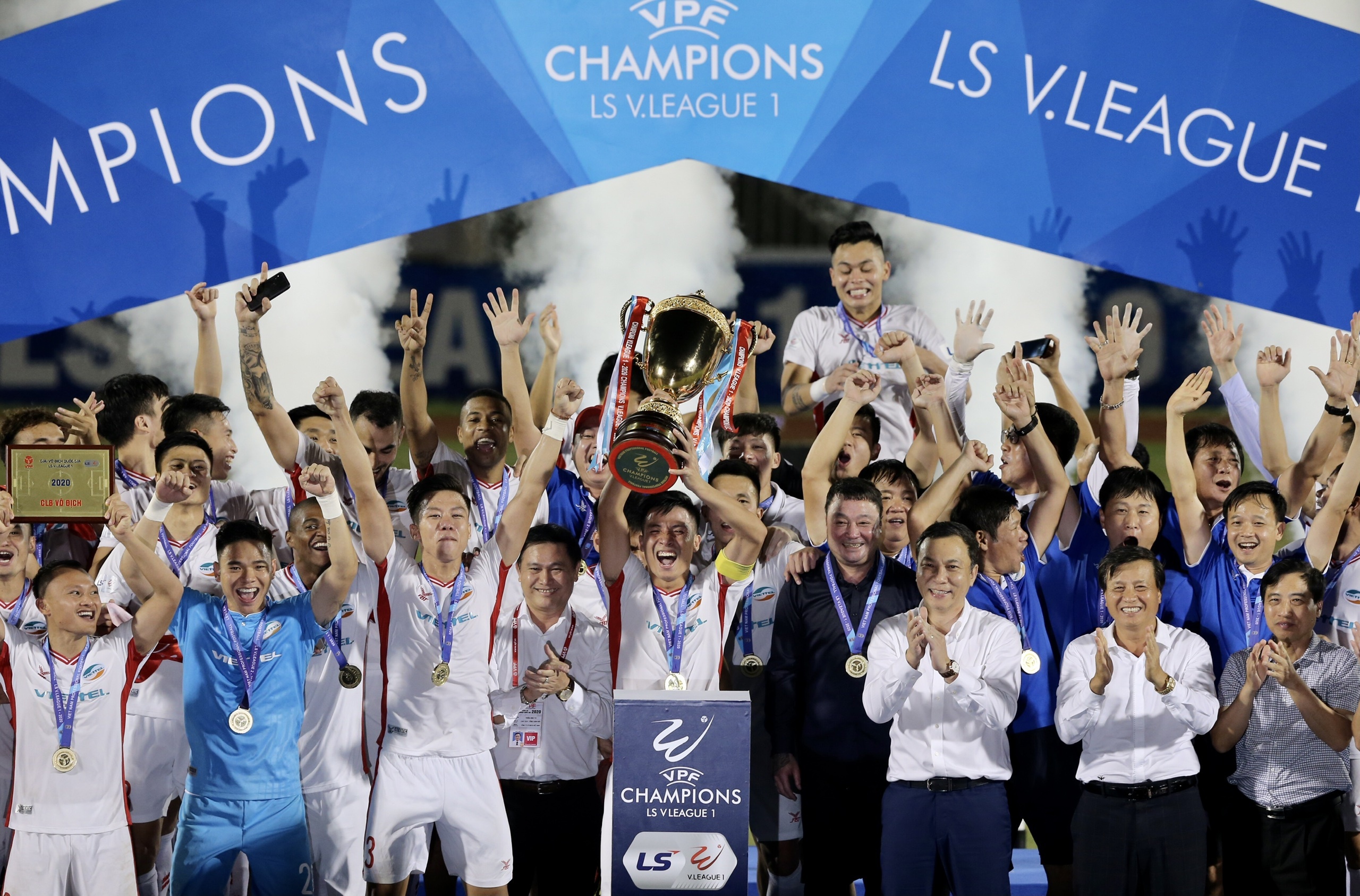 V.League nhan tai tro trong 3 nam anh 1