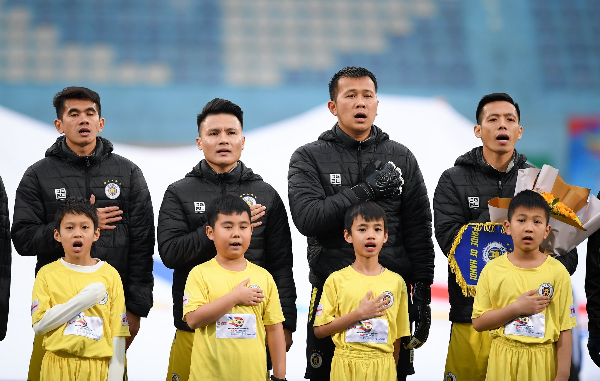 BTC tran Sieu cup Quoc gia nhan loi vi de tre nho mac ao coc tay giua troi ret 10 do anh 1