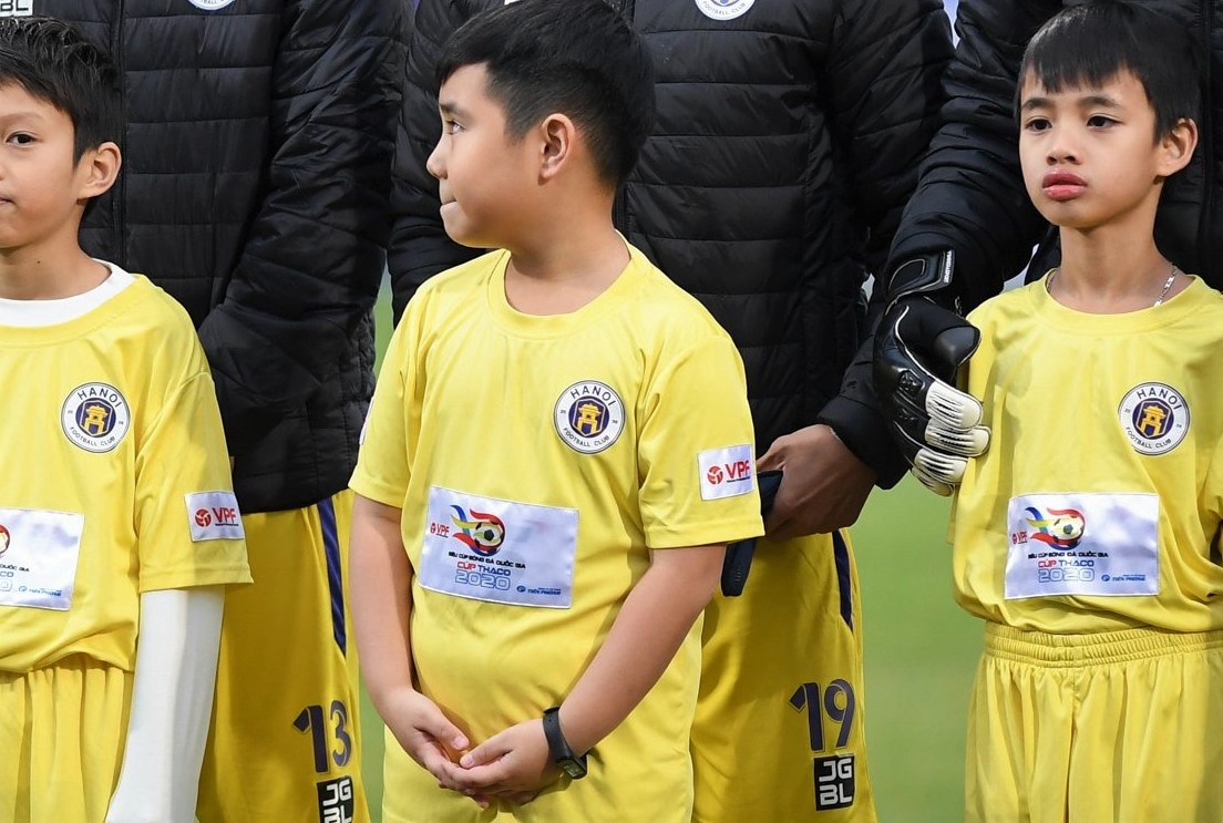 BTC Sieu cup Quoc gia nhan loi vi de tre nho mac ao coc tay hinh anh