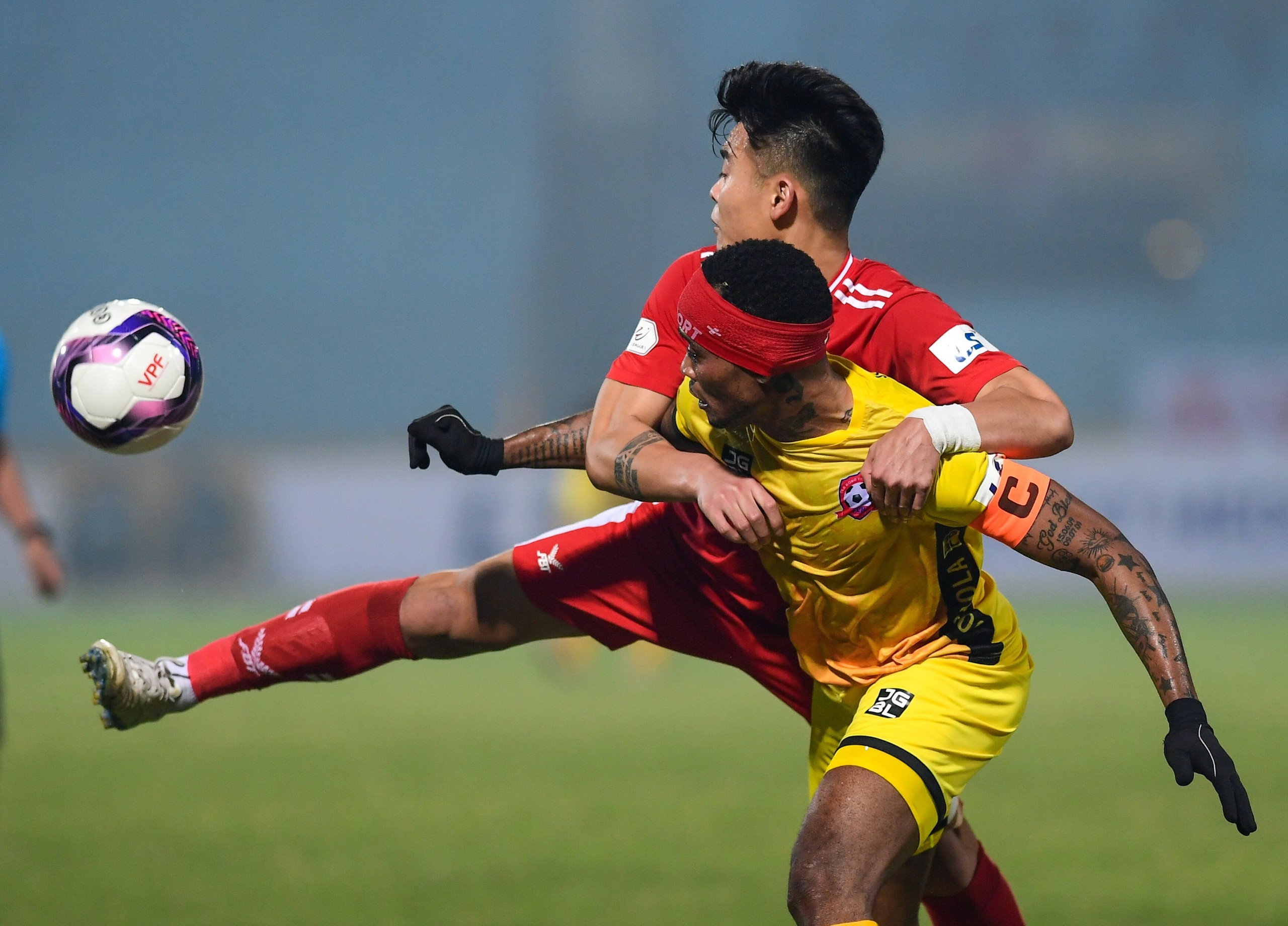 'Cau thu Viettel bi ap luc cua duong kim vo dich' hinh anh