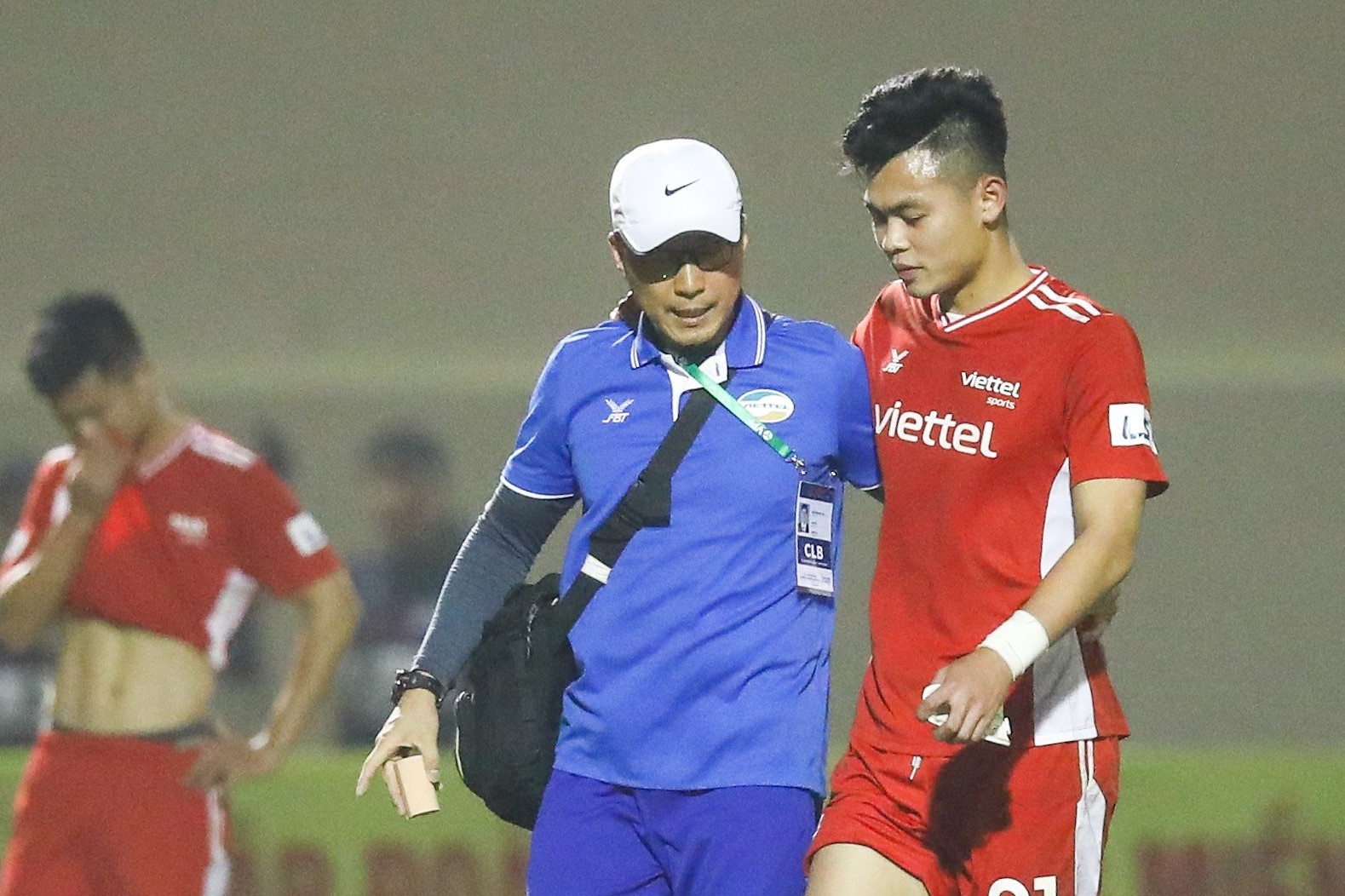 Them mot tuyen thu quoc gia bi chan thuong dau goi hinh anh