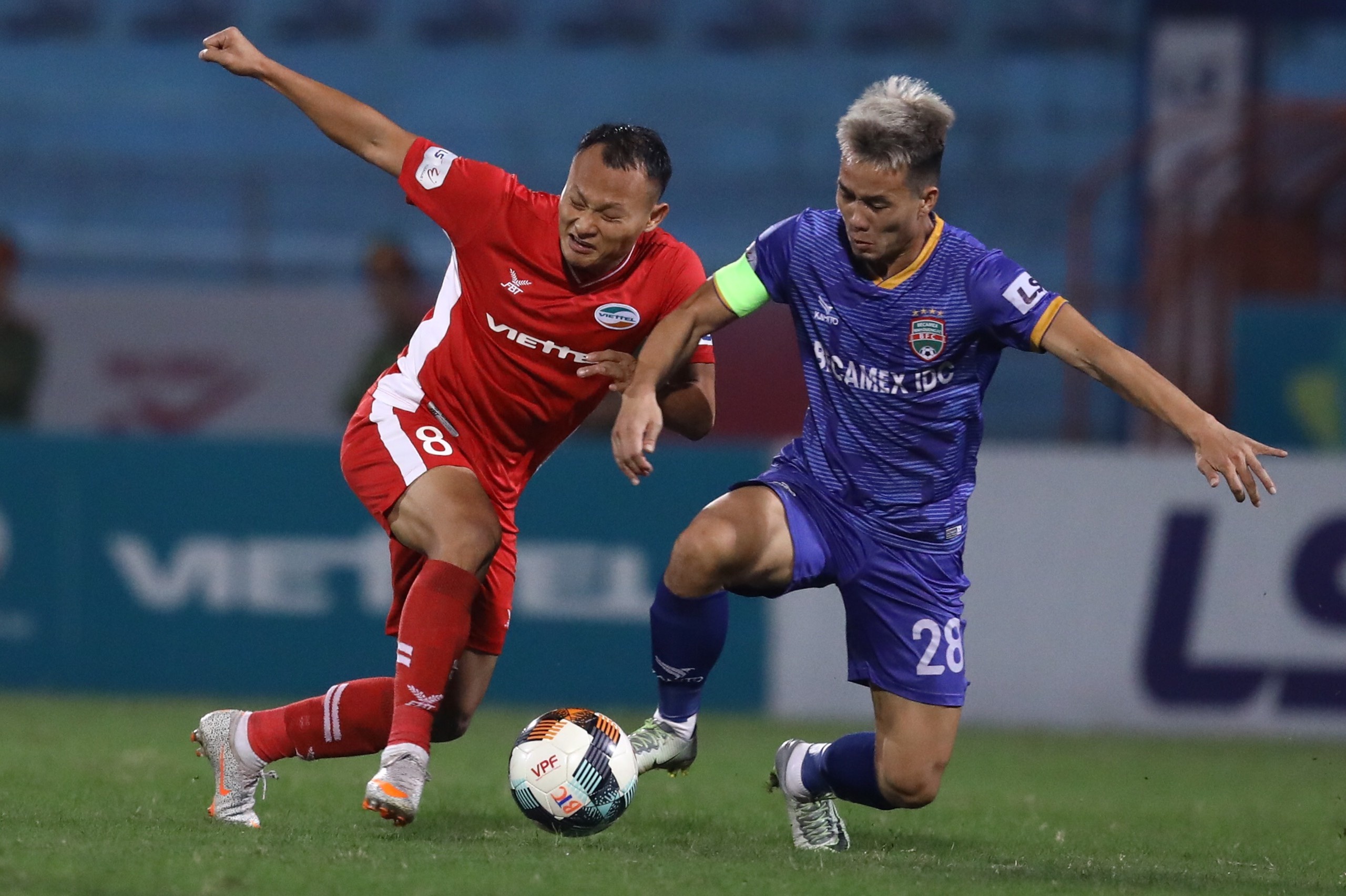 Tran Viettel gap Binh Duong tren san Hang Day bi hoan anh 1