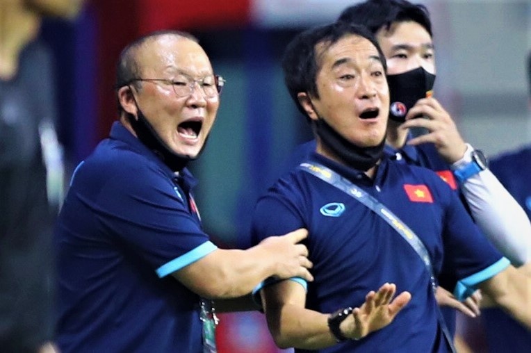 HLV Park doi dien hai kho khan cung luc hinh anh