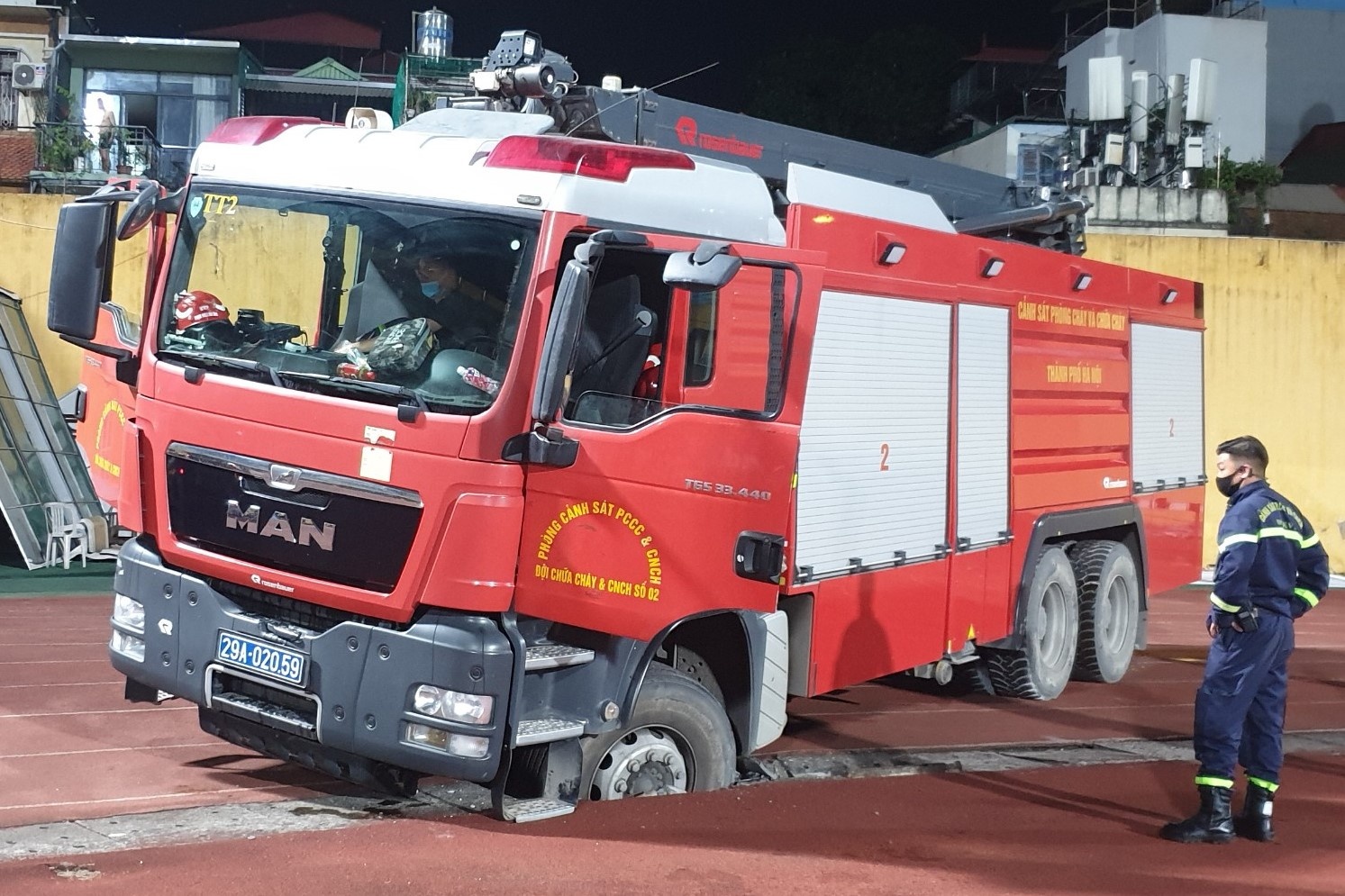 Xe cuu hoa gap su co o san Hang Day hinh anh