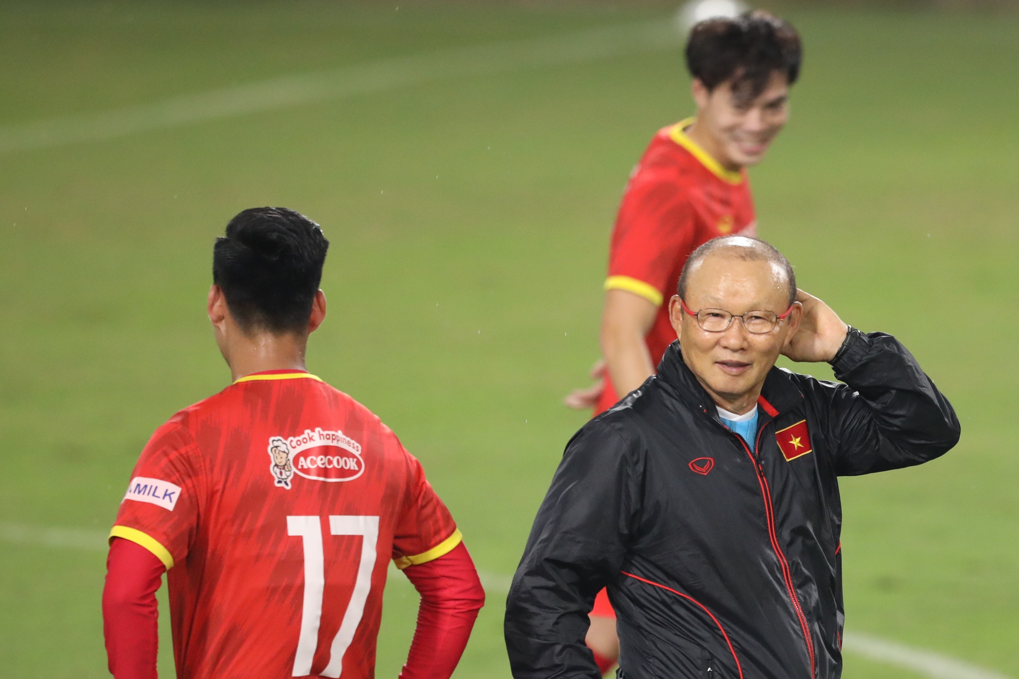 HLV Park hoi tham Dinh Trong, treu choc Van Thanh giua buoi tap hinh anh