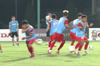 Cau thu U22 Viet Nam phai lam bia nem bong hinh anh