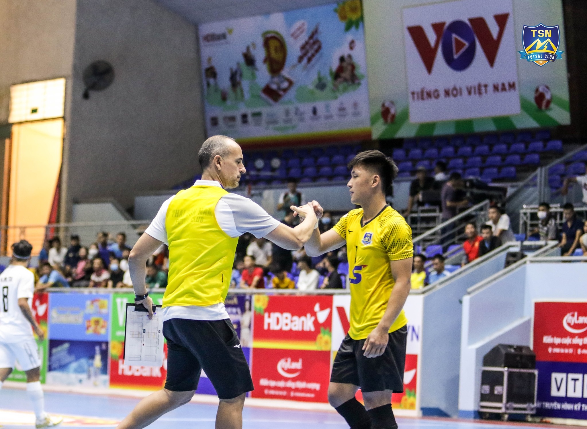 Futsal Viet Nam nghe 'Duong chung ta di' truoc tran tranh ve World Cup anh 2