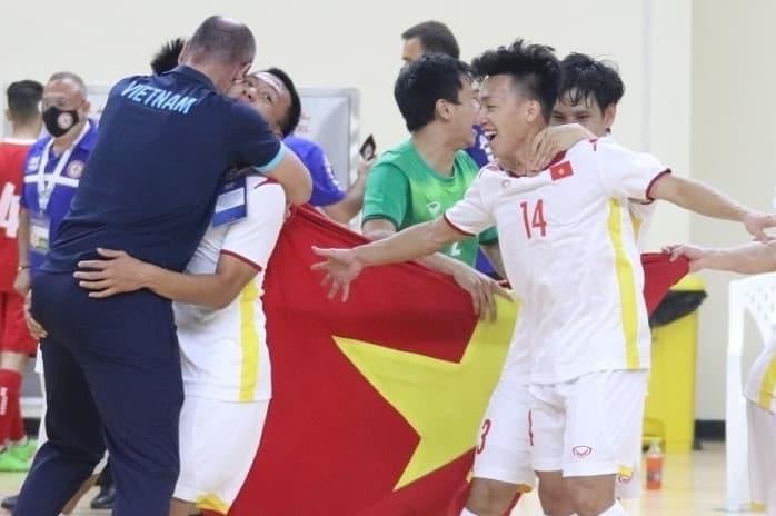 FIFA va AFC chuc mung futsal Viet Nam du World Cup anh 1