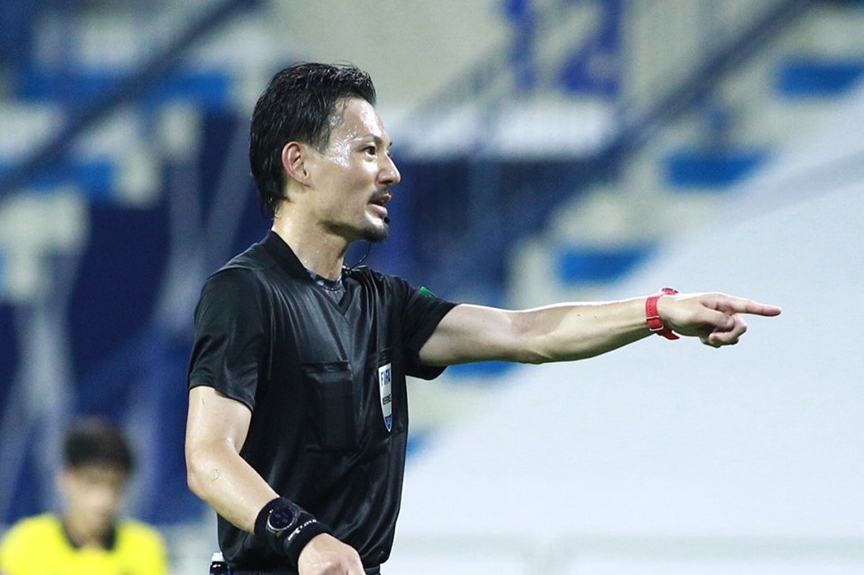 'Pha bong Van Toan nga, trong tai thoi phat den chinh xac' hinh anh