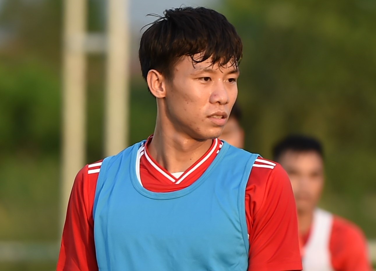 Que Ngoc Hai bat ngo voi doi bong Philippines hinh anh