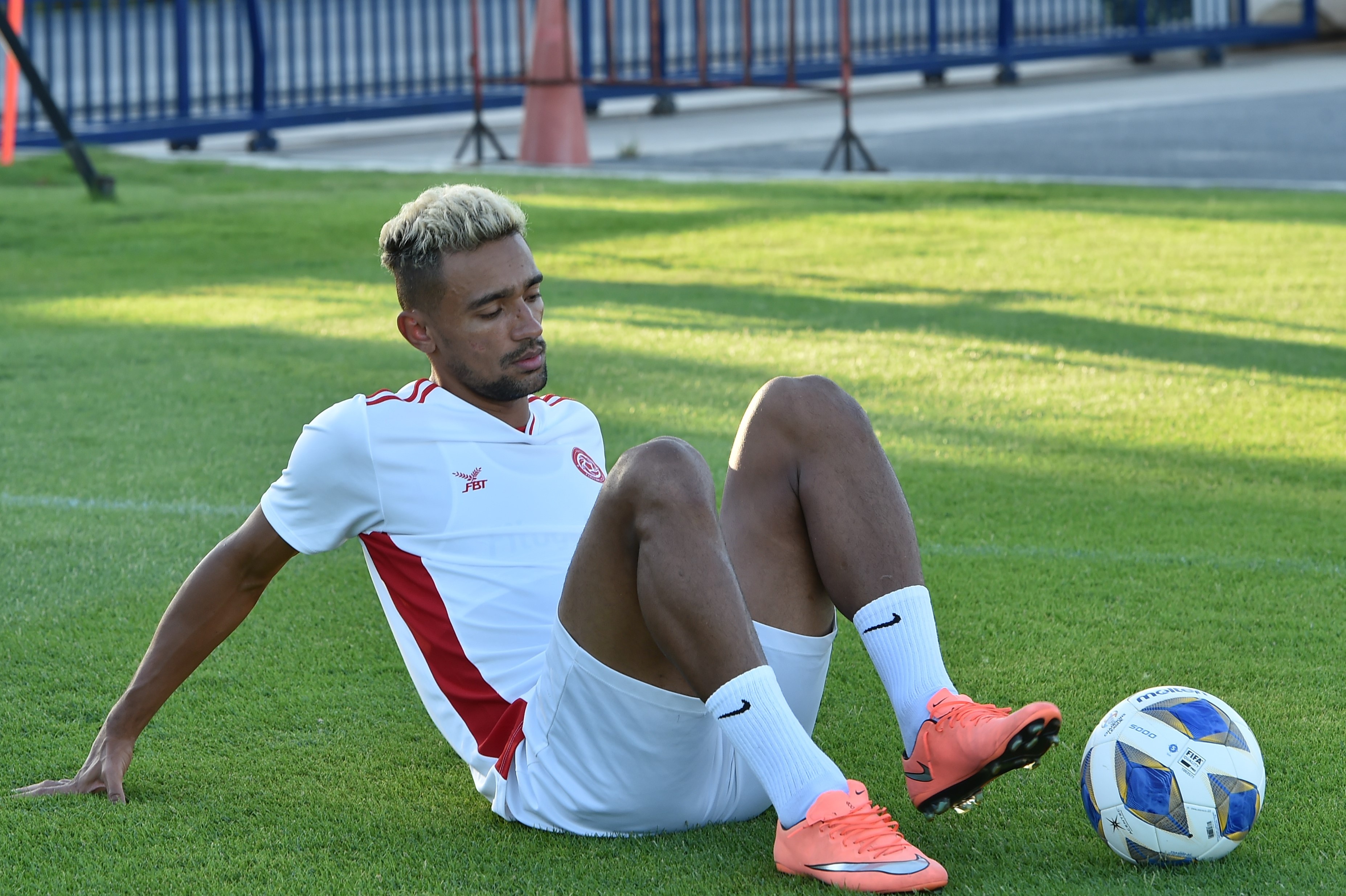 Tien dao CLB Viettel tap voi thung rac, lop xe hinh anh