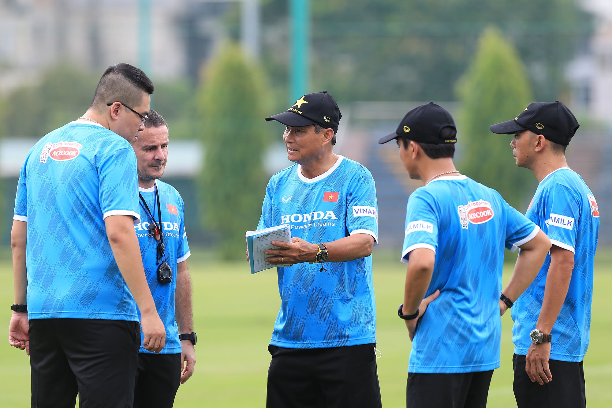 Tuyen nu Viet Nam mat 1/3 quan so vi cach ly anh 1